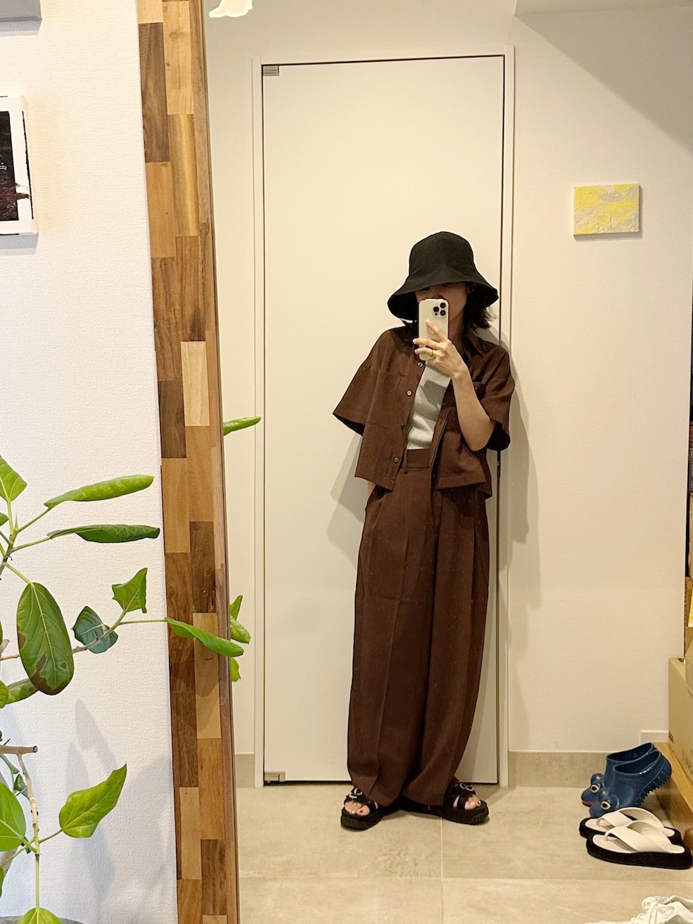 「🇰🇷、korea、韓国、ニットキャミソール、高橋愛、154cm、N.O.R.C、ノーク、セットアップ、茶色、ブラウン、SHAKA、BEAMS、B:MING by BEAMS」｜「N.O.R.Cのドライタッチショートシャツ（シャツ/ブラウス、ブラウン系）」を使った、高橋愛さん（レディース・154cm）の夏コーディネートの2枚目の写真