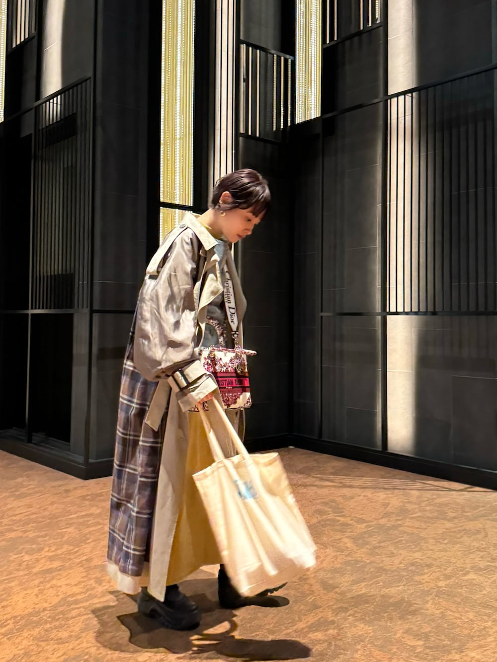 「カジュアルコーデ、春服、大人コーデ、オトナカジュアル、春服みてみて、トレンチコート、リバーシブル、高橋愛、154cm、GOKI-GENs、ゴキゲンズ、GOKI-GENs EC SHOP」｜「GOKI-GENs EC SHOPのアイテム（バッグ、ホワイト系）」を使った、高橋愛さん（レディース・154cm）の冬コーディネートの3枚目の写真