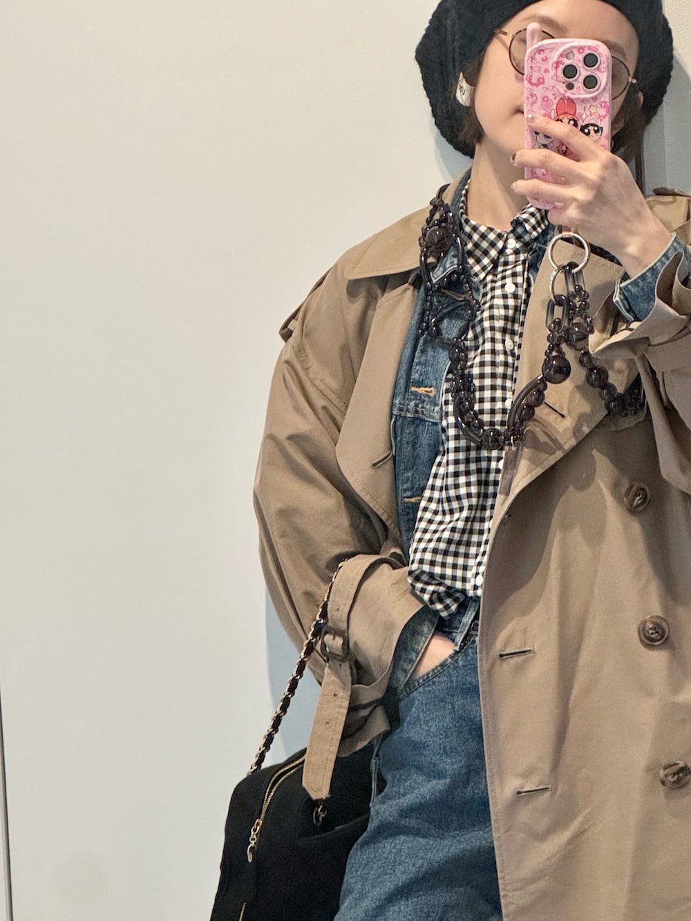 「おでかけコーデ、デニム、デニムジャケット、パフスリーブ、holiday、chanel、vintage chanel、シャネル、デニムオンデニム、スニーカー、New Balance、H BEAUTY&YOUTH、韓国、高橋愛」｜「beautiful peopleのアイテム（トレンチコート、ベージュ系）」を使った、高橋愛さん（レディース・154cm）の春コーディネートの2枚目の写真