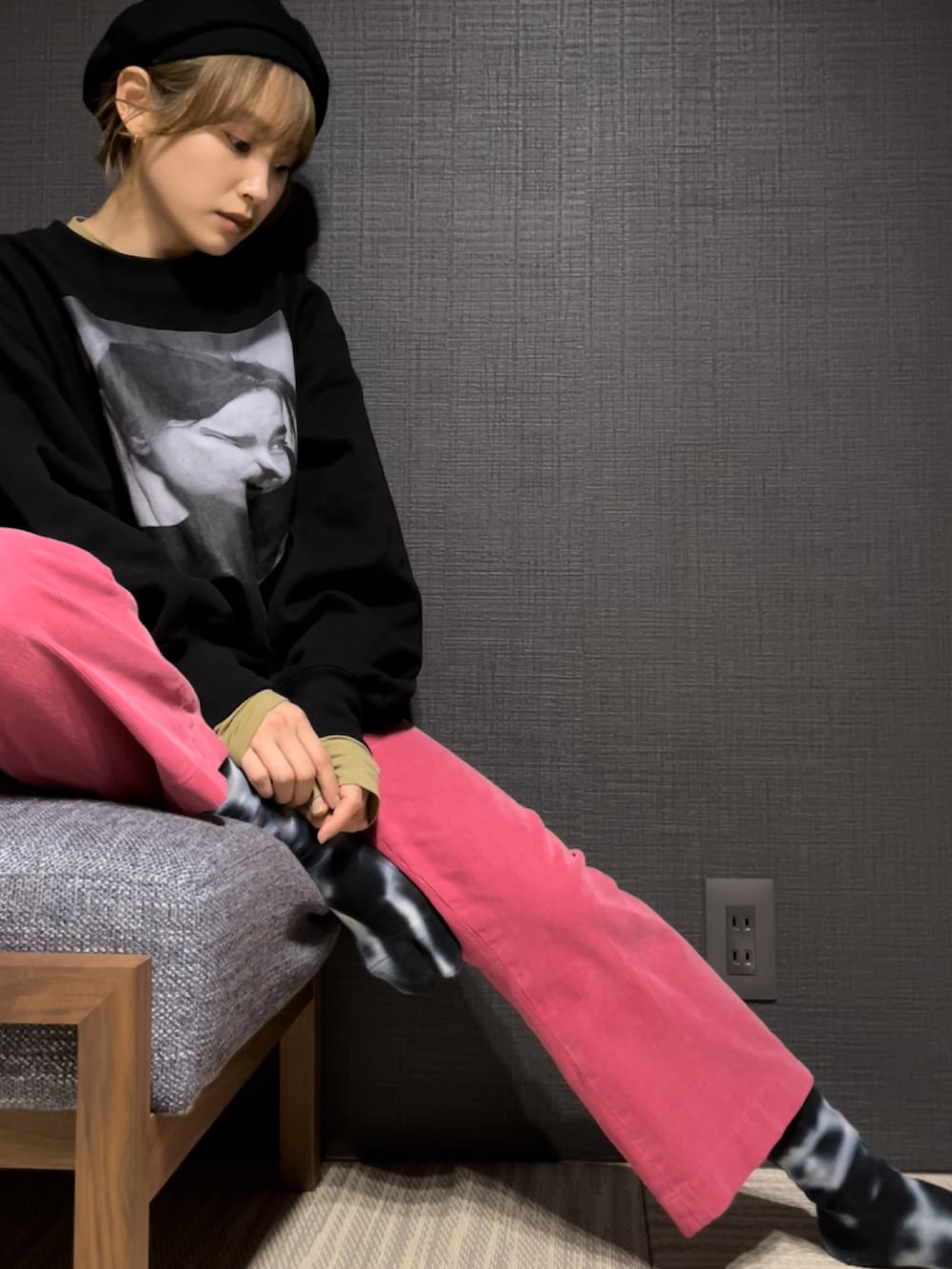 「着回しコーデ、ピンク、ピンクパンツ、コーデュロイ、高橋愛、ビョーク、EIGHTAM、エイタム、足袋ソックス、béret、ベレー帽、KIJIMA TAKAYUKI、154cm、スウェット、ストリート」｜「KIJIMA TAKAYUKIの【別注】KIJIMA TAKAYUKI×EDITION ゴートスエード ベレー帽（ハンチング/ベレー帽、ブラック系）」を使った、高橋愛さん（レディース・154cm）の冬コーディネートの3枚目の写真