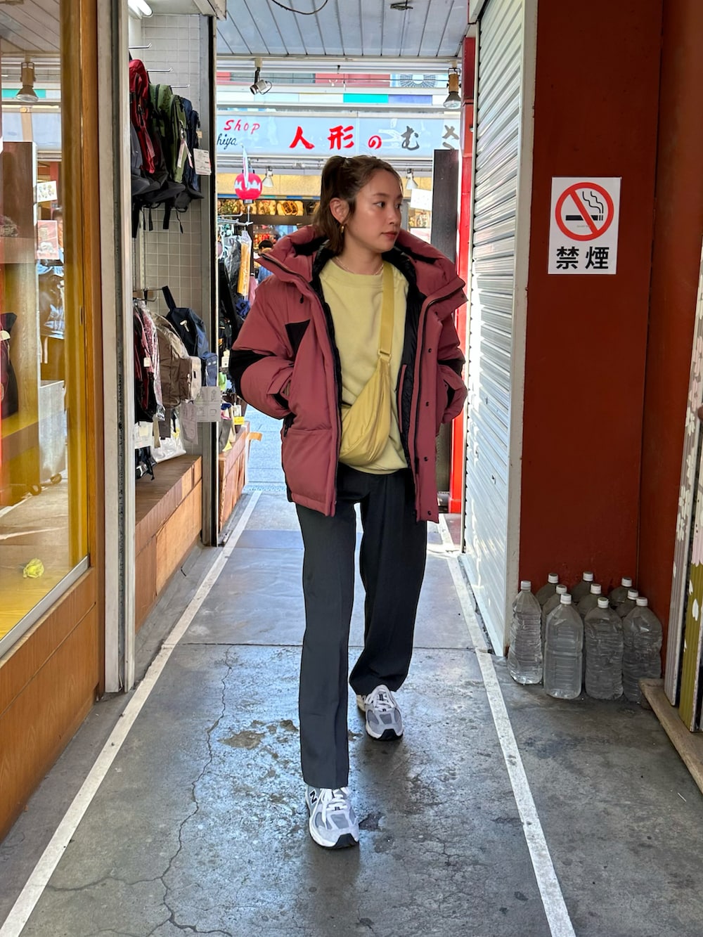 「オトナカジュアル、カジュアルコーデ、私の推しブランド、フリークスストア、FREAKS STORE、ユニクロ、バナナバッグ、きいろといえばわたし、高橋愛、154cm、浅草コーデ、スニーカー、New Balance、FIRSTDOWN、GRL」｜「GRLのアイテム（スウェット、イエロー系）」を使った、高橋愛さん（レディース・154cm）の冬コーディネートの2枚目の写真
