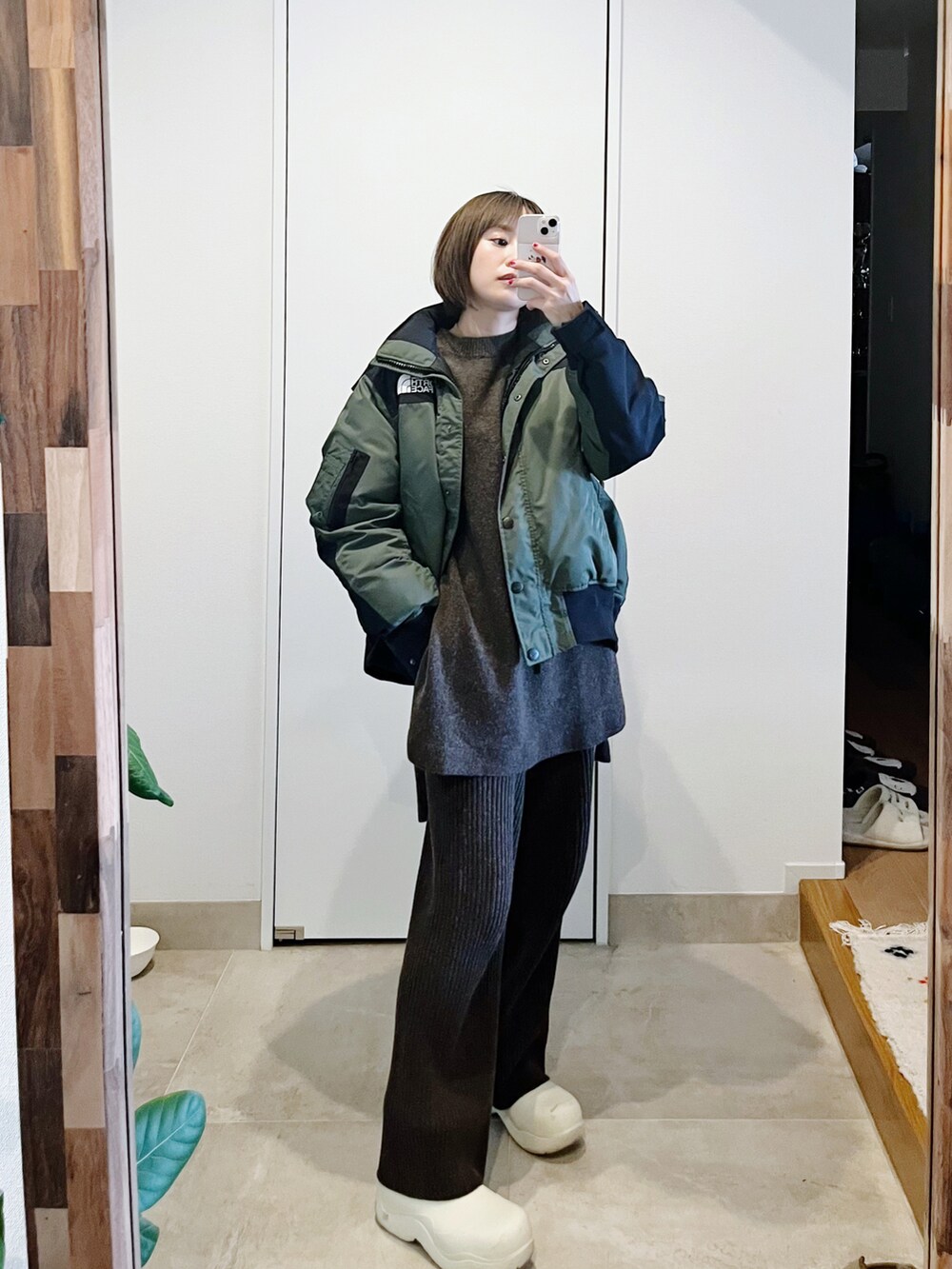 「fukuu、ふくうコーデ、ニットアップ、knit up、高橋愛、154cm、レインブーツ、パドルブーツ、リブニット、ニットパンツ、sacai、THE NORTH FACE」｜「Sacaiのアイテム（ジャケット/アウター、グリーン系）」を使った、高橋愛さん（レディース・154cm）の冬コーディネートの3枚目の写真