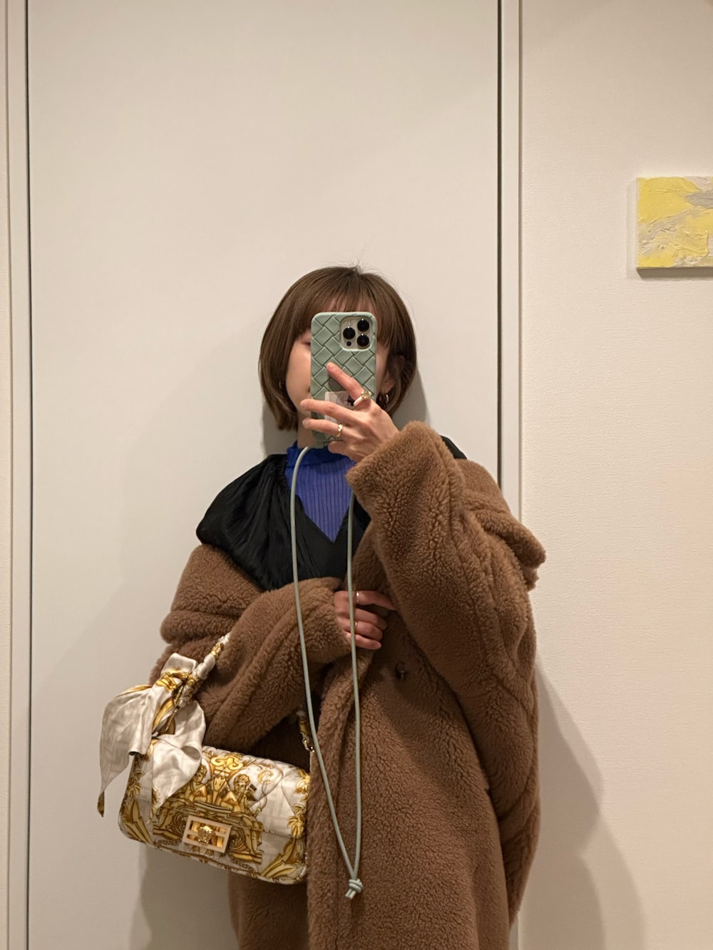 「大人かわいい、ビッグシルエット、テディベア、テディベアコート、高橋愛、154cm、エコファーコート、エコファー、Max Mara、フェンダーチェ、FENDI、ヴェルサーチェ、オペラ鑑賞、Lautashi、ZARA」｜「Max Maraのアイテム（ジャケット/アウター、ブラウン系）」を使った、高橋愛さん（レディース・154cm）の冬コーディネートの2枚目の写真