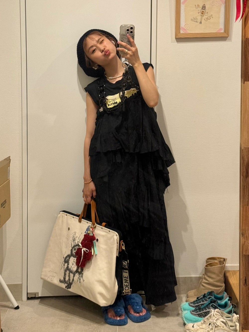 「Maison Margiela、カットソー、オールブラック、差し色青、LOEWE、ロエベ、ファーサンダル、高橋愛、154cm」｜「Maison Margielaのアイテム（トップス、ブラック系）」を使った、高橋愛さん（レディース・154cm）の夏コーディネートの2枚目の写真