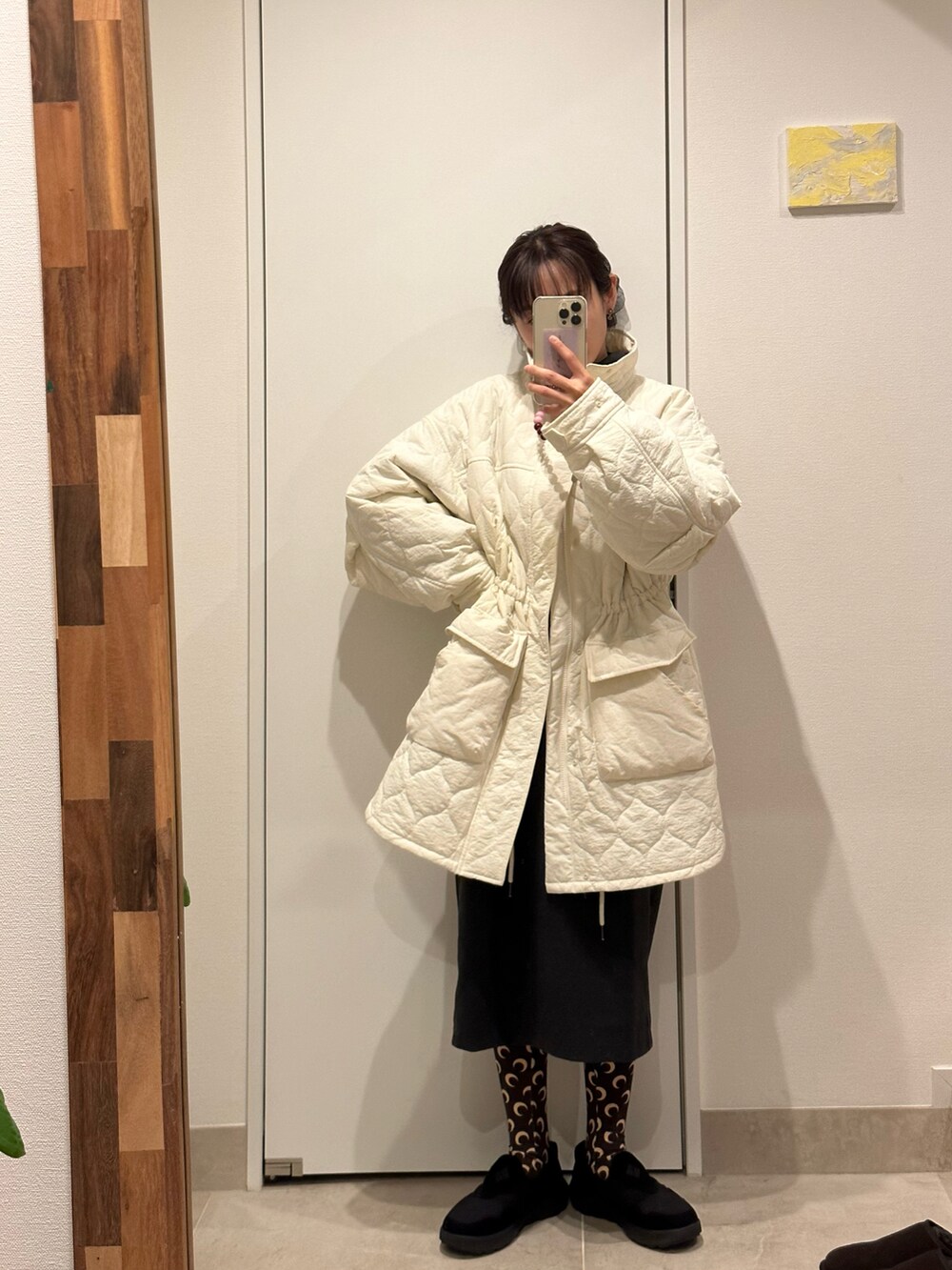 「大人カジュアル、秋服、秋冬コーデ、アウター、やっとアウター着れる！、高橋愛、154cm、FREAK’Ｓ STORE、フリークスストア、白アウター、marine serre、マリーンセル、柄タイツ、コロンビア、UNIQLO」｜「FREAK'S STOREのワッシャーキルトスタンドコート（ミリタリージャケット、ホワイト系）」を使った、高橋愛さん（レディース・154cm）の秋コーディネートの2枚目の写真