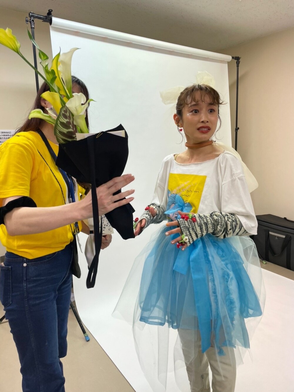 「カジュアル、ド派手、高橋愛、ロングブーツ、エコ、SDGs、154cm、Tシャツアレンジ、シャツイン、巻きスカート、シフォン、レイヤリング」｜「高橋愛バースデーTシャツのアイテム（Tシャツ/カットソー、ホワイト系）」を使った、高橋愛さん（レディース・154cm）の秋コーディネートの2枚目の写真