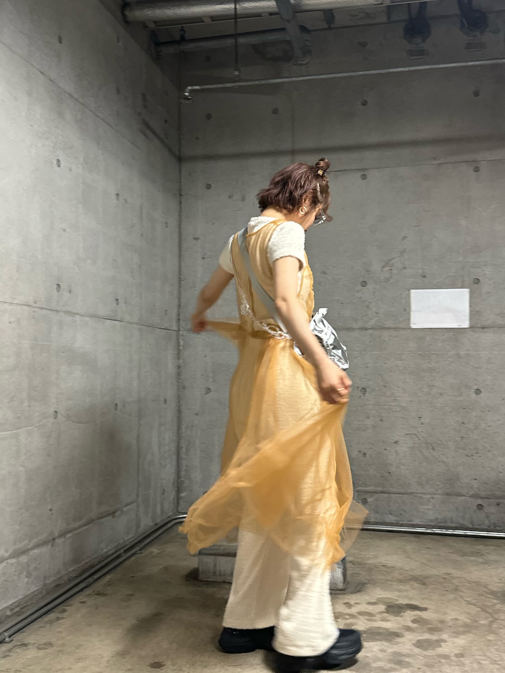 「レイヤリング、レイヤードスタイル、KBF、ケービーエフ(KBF)、kbf_ai、154cm、高橋愛コラボ、stylemixer、スタミキ、ZARA、パイル地、レスポートサック」｜「KBFの『高橋愛×KBF』フリルSETチュールワンピース（ワンピース、オレンジ系）」を使った、高橋愛さん（レディース・154cm）の夏コーディネートの2枚目の写真