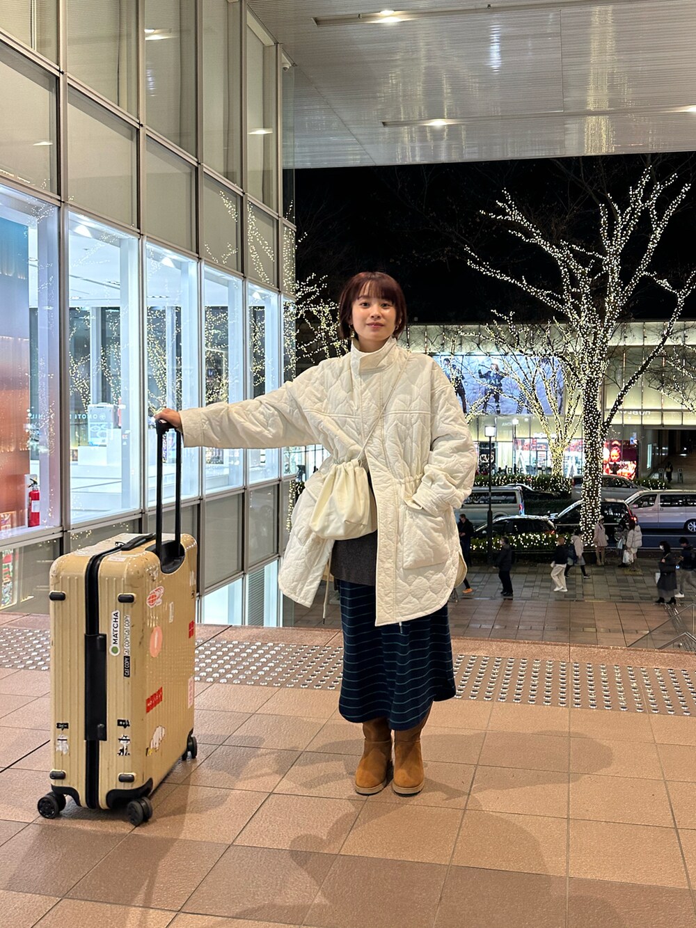 「UGG、アグ、ロングブーツ、ニーハイブーツ、タン、154cm、高橋愛、高橋愛コラボ、ラブアンドピース2022、haco!、ボーダー、FREAK’Ｓ STORE」｜「FREAK'S STOREのワッシャーキルトスタンドコート（ミリタリージャケット、ホワイト系）」を使った、高橋愛さん（レディース・154cm）の冬コーディネートの3枚目の写真