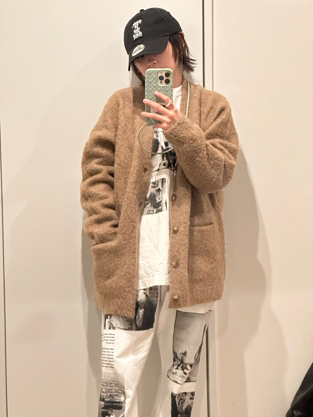 「春服デビュー宣言、高橋愛、holiday、154cm、AMERICAN RAG CIE、ラグシー、CAP、キャップ、オトナカジュアル、ストリートカジュアル、カーティガン」｜「AMERICAN RAG CIEのアイテム（カーディガン/ボレロ、ブラウン系）」を使った、高橋愛さん（レディース・154cm）の春コーディネートの2枚目の写真