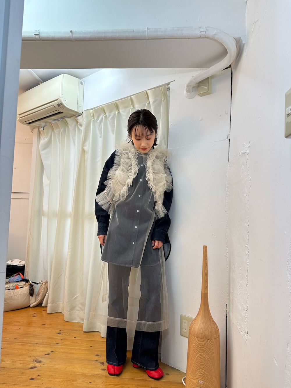 「ファッションを楽しもう、チュールが好き、チュール、ChikaKisada、チカキサダ、高橋愛、デニムセットアップ、AMERICAN RAG CIE、赤、差し色赤、赤が好き」｜「Chika Kisadaのアイテム（ワンピース/ドレス、ベージュ系）」を使った、高橋愛さん（レディース・154cm）の秋コーディネートの2枚目の写真