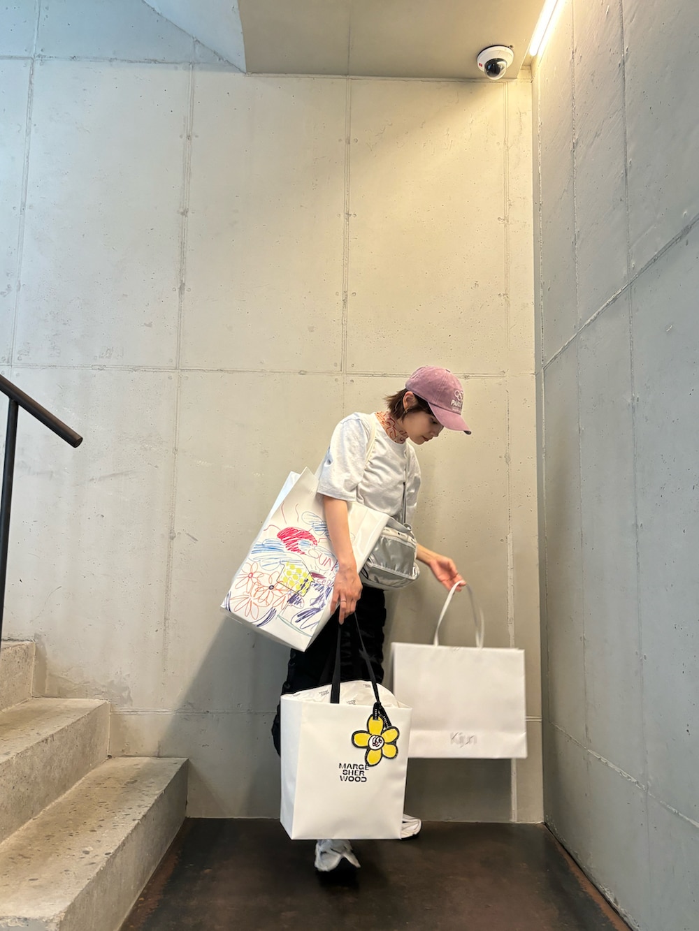 「アーダーエラー、ADER error、高橋愛、レイヤードスタイル、レイヤリング、KBF、154cm、CAP、kijun、New Balance」｜「Kijunのアイテム（キャップ、ピンク系）」を使った、高橋愛さん（レディース・154cm）の春コーディネートの2枚目の写真