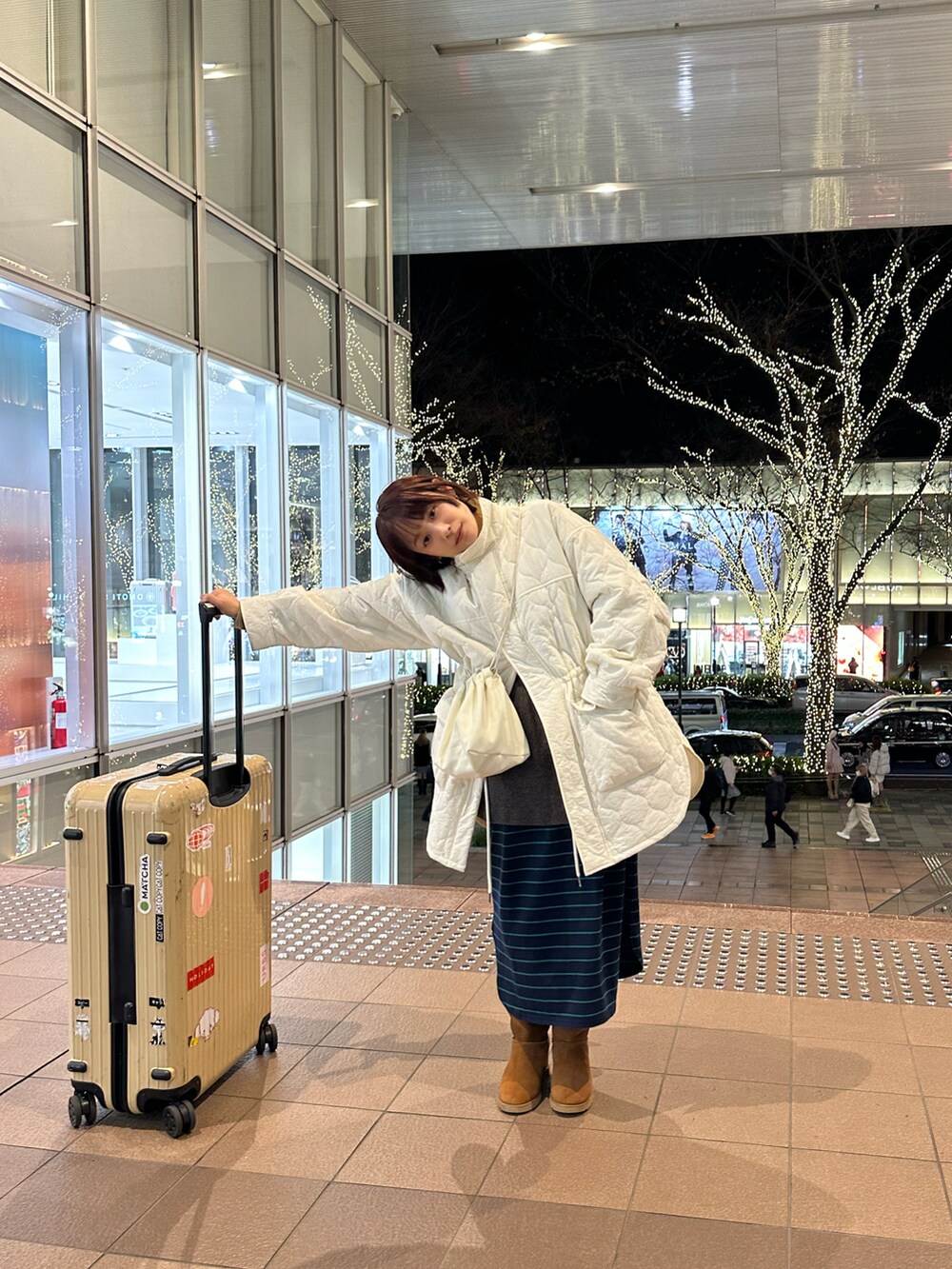 「UGG、アグ、ロングブーツ、ニーハイブーツ、タン、154cm、高橋愛、高橋愛コラボ、ラブアンドピース2022、haco!、ボーダー、FREAK’Ｓ STORE」｜「FREAK'S STOREのワッシャーキルトスタンドコート（ミリタリージャケット、ホワイト系）」を使った、高橋愛さん（レディース・154cm）の冬コーディネートの2枚目の写真