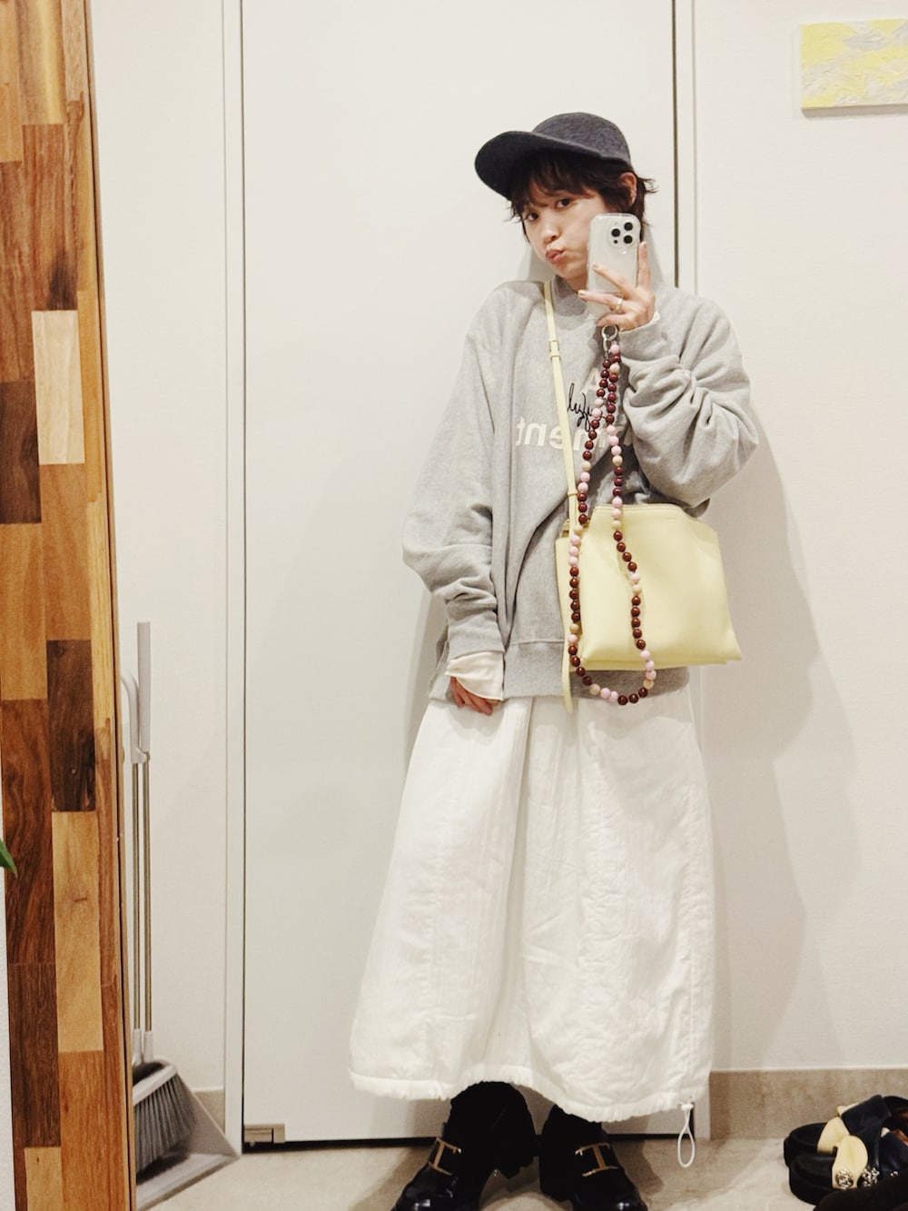 「ファッションを楽しもう、オトナカジュアル、ショートヘア、帽子、キャップ、UNIQLO、UNIQLO C、ユニクロシー、高橋愛、スウェット、ラグシー愛、AMERICAN RAG CIE、アメリカンラグシー、AMOMENTO」｜「AMERICAN RAG CIEの【高橋愛さんコラボ】ルーズフィットロゴプリントスウェット（スウェット、グレー系）」を使った、高橋愛さん（レディース・154cm）の秋コーディネートの3枚目の写真