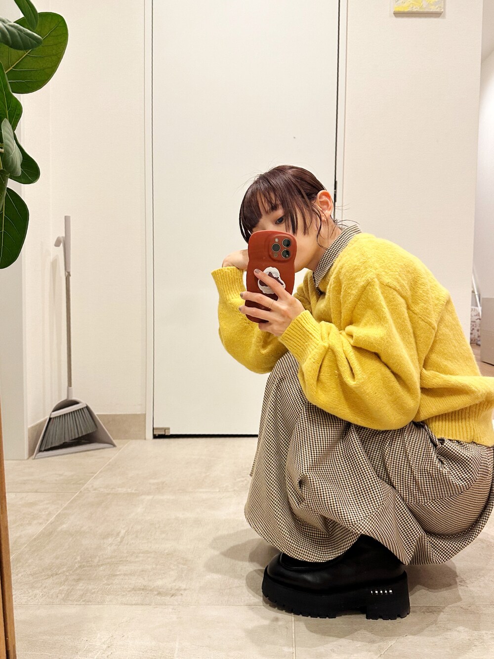 「きいろといえばわたし、WEARハロウィン2022、秋冬コーデ、秋のコーデ、キレイめ、ラクチンコーデ、パフスリーブ、ロングワンピース、MARNI、マルニ、厚底ブーツ、高橋愛、高橋愛コラボ」｜「titivateのﾚｰｽ襟付きﾆｯﾄﾌﾟﾙｵｰﾊﾞｰ（ニット/セーター、イエロー系）」を使った、高橋愛さん（レディース・154cm）の秋コーディネートの2枚目の写真