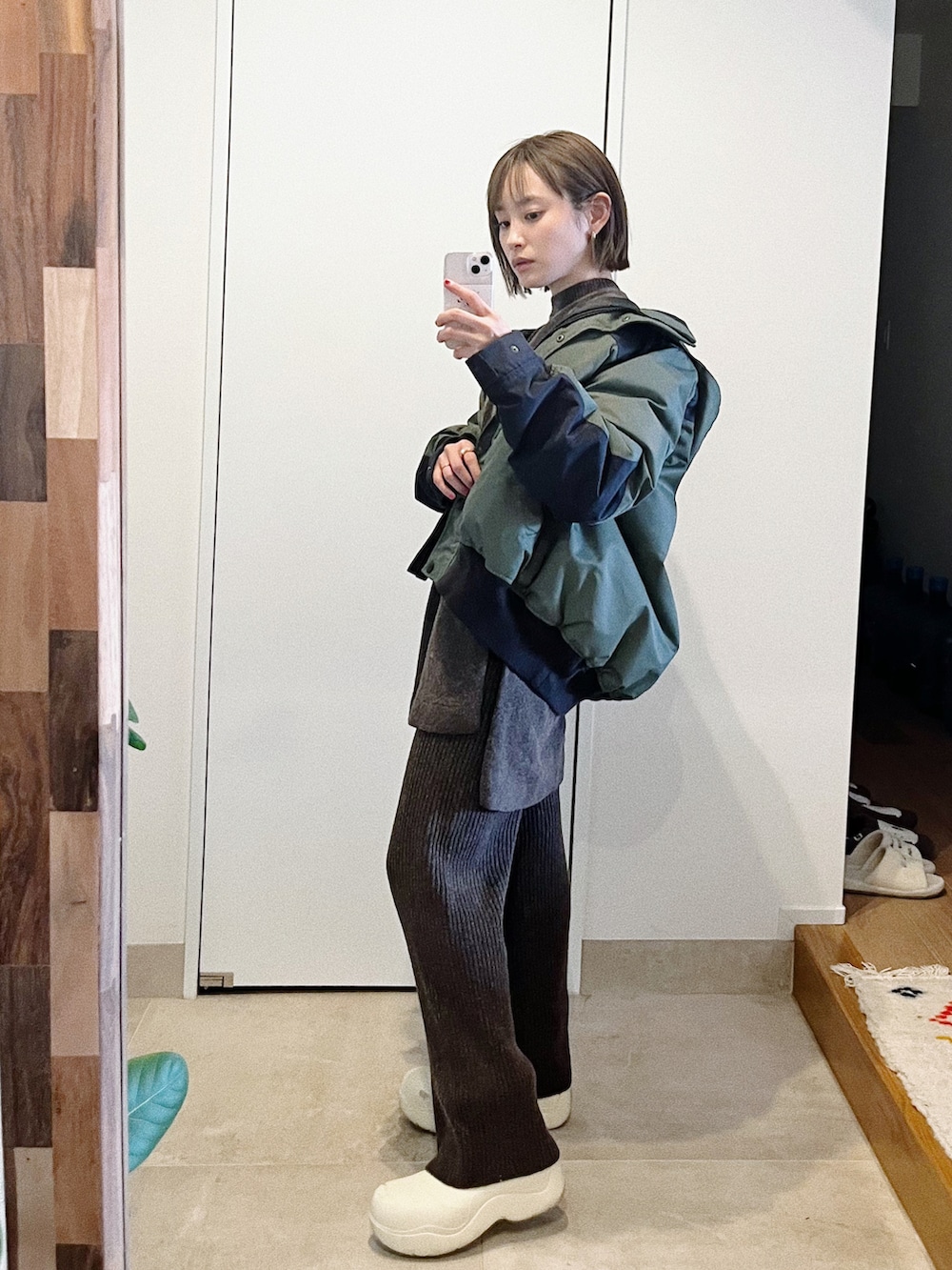 「fukuu、ふくうコーデ、ニットアップ、knit up、高橋愛、154cm、レインブーツ、パドルブーツ、リブニット、ニットパンツ、sacai、THE NORTH FACE」｜「Sacaiのアイテム（ジャケット/アウター、グリーン系）」を使った、高橋愛さん（レディース・154cm）の冬コーディネートの2枚目の写真