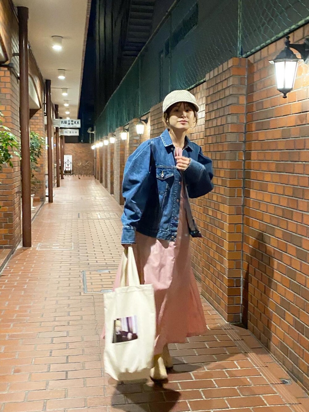 「デニム、ピンク×デニム、高橋愛、高橋愛コラボ、titivate、titivatestyle、ティティベイト、154cm、denim、holiday、tabi、足袋ブーツ、CA4LA」｜「titivateのﾃﾞｻﾞｲﾝﾀｯｸﾊﾟﾌｽﾘｰﾌﾞﾜﾝﾋﾟｰｽ（ワンピース、ピンク系）」を使った、高橋愛さん（レディース・154cm）の春コーディネートの2枚目の写真