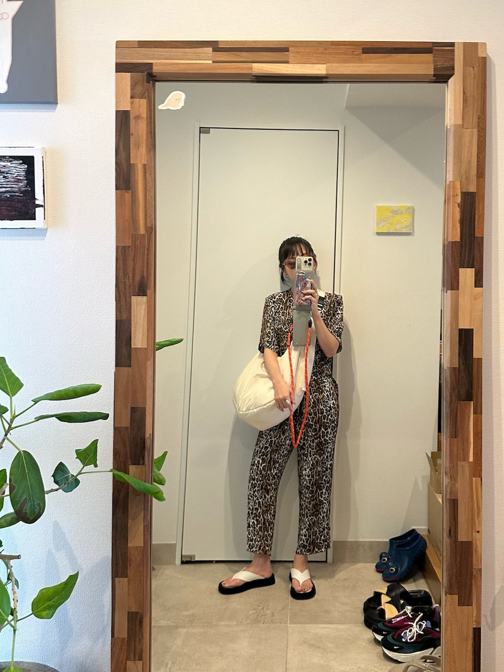 「アツいコーデ全部見せ、セットアップ、全身豹柄、高橋愛、154cm、The Row、ザロー、THINGS THAT MATTER、豹柄、デカバッグ、サングラス、ayame」｜「OSHIMA REIのアイテム（トップス、ブラウン系）」を使った、高橋愛さん（レディース・154cm）の夏コーディネートの2枚目の写真