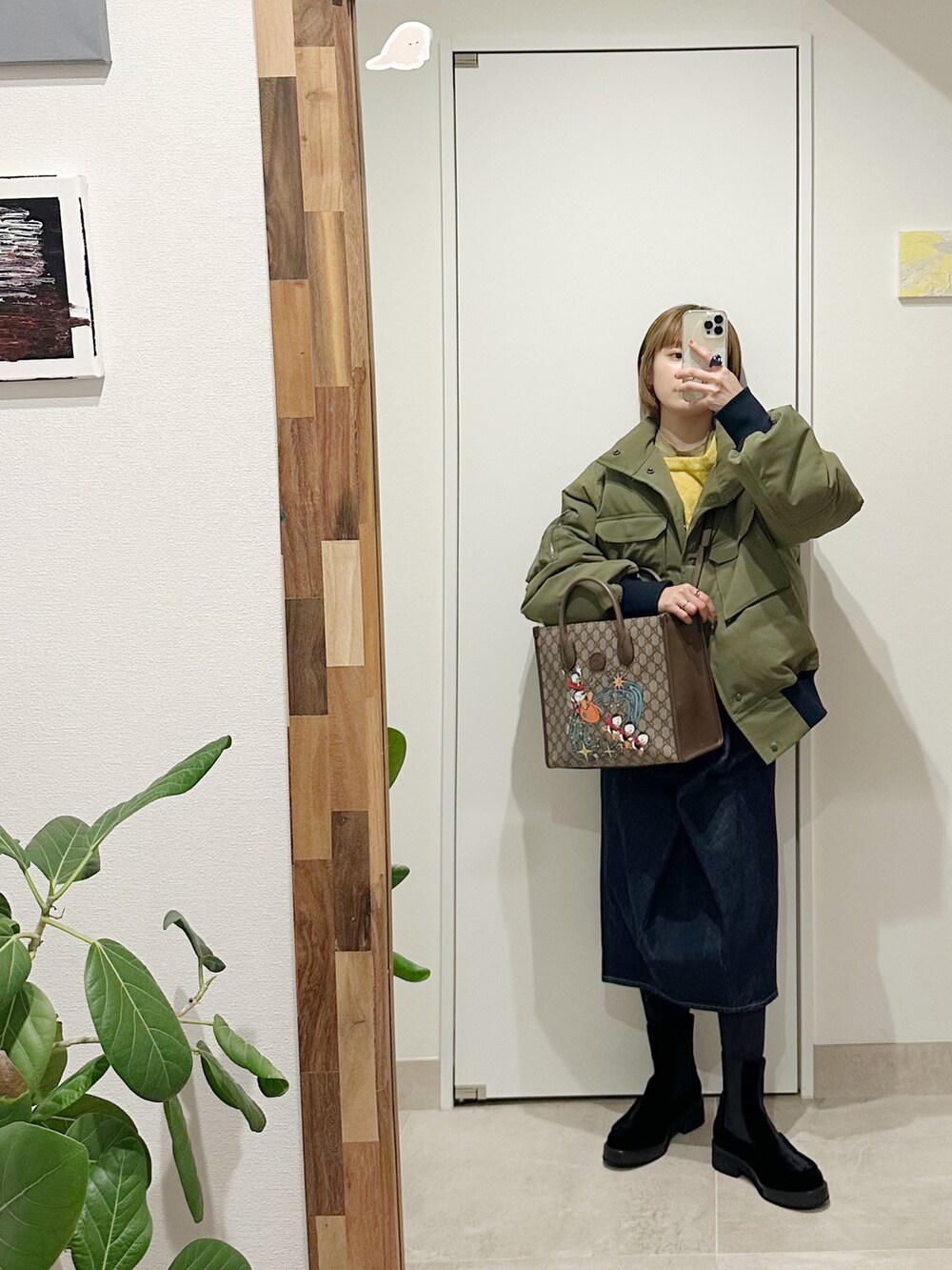 「カジュアルコーデ、デニムスカート、Maison Margiela、マルジェラ、EMPORIO ARMANI、アルマーニ、高橋愛、GUCCI、disney、サイドゴアブーツ、154cm、ふくうコーデ、fukuu」｜「Maison Margielaのアイテム（デニムスカート、ブルー系）」を使った、高橋愛さん（レディース・154cm）の冬コーディネートの2枚目の写真