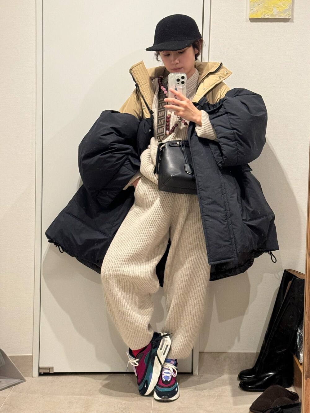 「77circa、ナナナナサーカ、水川あさみさんコラボ、冬のコーデ、ニットアップ、高橋愛、sacai、厚めのアウター、ビッグシルエット、セットアップ、スニーカー、UNIQLO」｜「77circaのアイテム（パンツ、ベージュ系）」を使った、高橋愛さん（レディース・154cm）の冬コーディネートの2枚目の写真