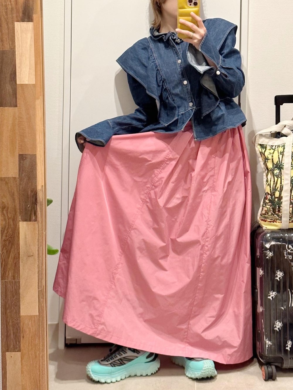 「CA4LA、カシラ、ymym、154cm、高橋愛、ピンク、MONCLER、モンクレール、ロングスカート、ボリュームスカート、デニム、holiday」｜「HOLIDAYのRUFFLE DENIM SHIRT (DARK INDIGO) ラッフルデニムシャツ (ダークインディゴ)（シャツ/ブラウス、ブルー系）」を使った、高橋愛さん（レディース・154cm）の春コーディネートの2枚目の写真