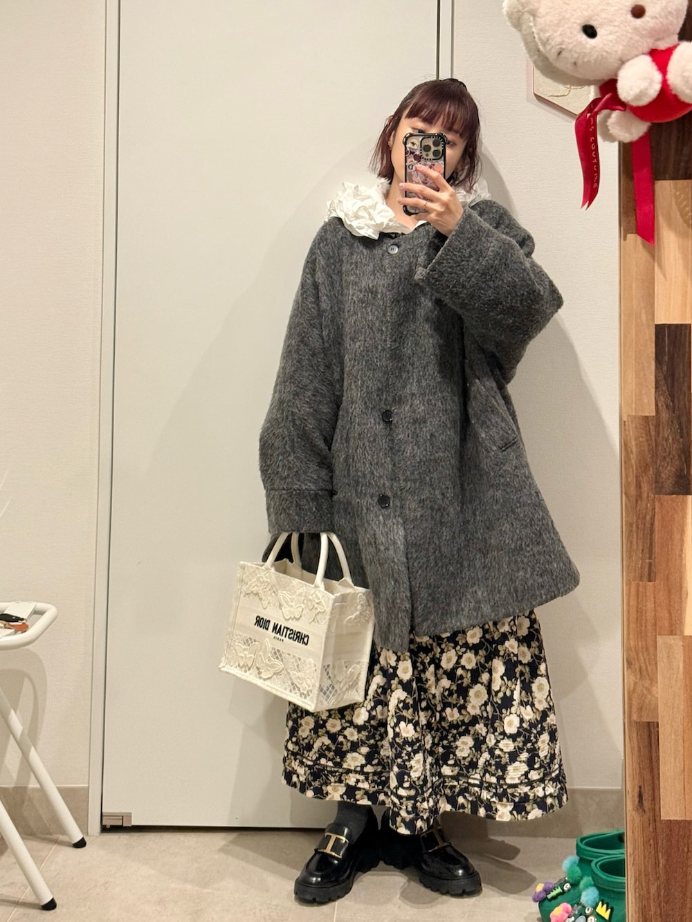 「クリスマスイヴ、クリスマスコーデ、christmas、154cm、高橋愛、PINK HOUSE、ピンクハウス、花柄、ロングワンピース、AMERICAN RAG CIE、ラグシー愛、アメリカンラグシー」｜「AMERICAN RAG CIEの【高橋愛さんコラボ】シャギーケープコート（その他アウター、グレー系）」を使った、高橋愛さん（レディース・154cm）の冬コーディネートの2枚目の写真