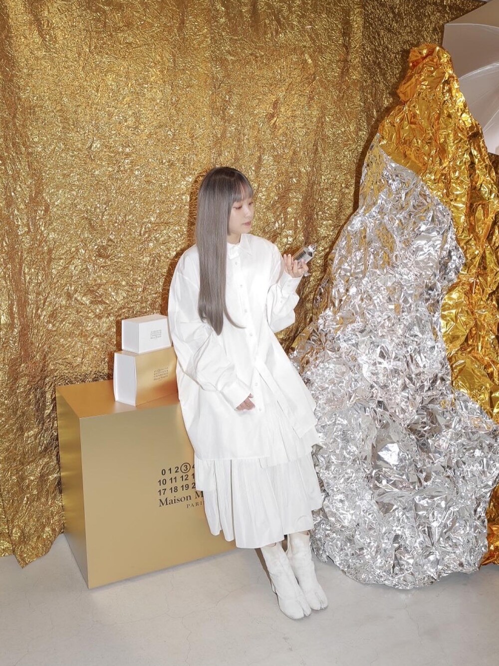 「オールホワイト、秋服コーデ、オトナカジュアル、ビックシャツ、Maison Margiela、マルジェラ、マルジェラ足袋、tabi、メゾンマルジェラ、レプリカ、高橋愛、ELENDEEK」｜「Maison Margielaの＜MAISON MARGIELA（メゾン マルジェラ）＞ビッグ  ホワイトシャツ ■■■（シャツ/ブラウス、ホワイト系）」を使った、高橋愛さん（レディース・154cm）の秋コーディネートの2枚目の写真