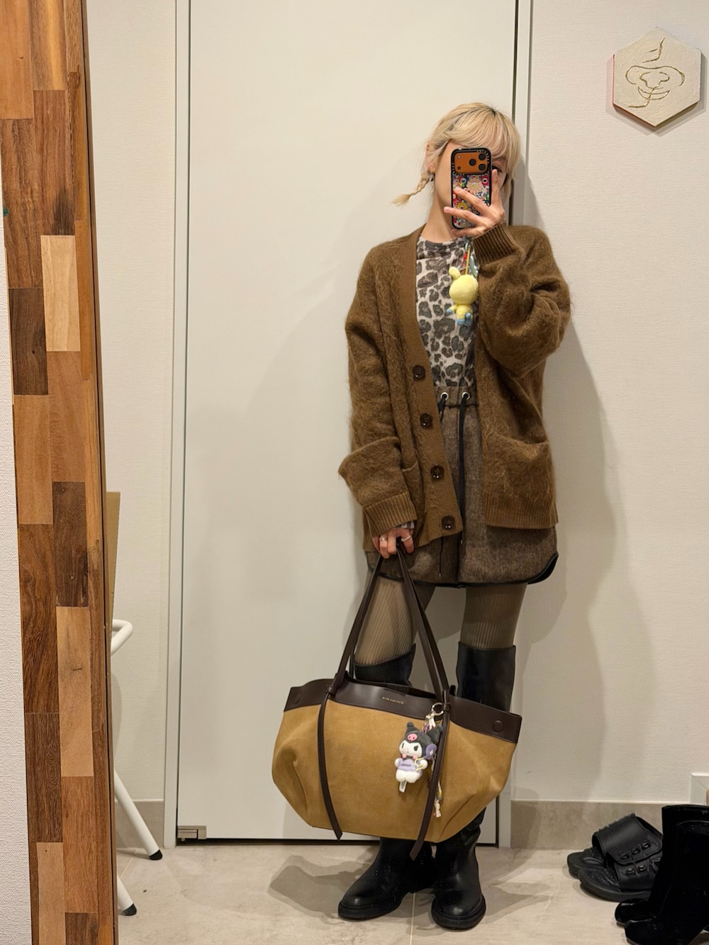 ブラウン系のその他パンツ、ブラウン系のニット/セーター、ブラック系のブーツを着用したレディースの冬コーディネートの2枚目の写真