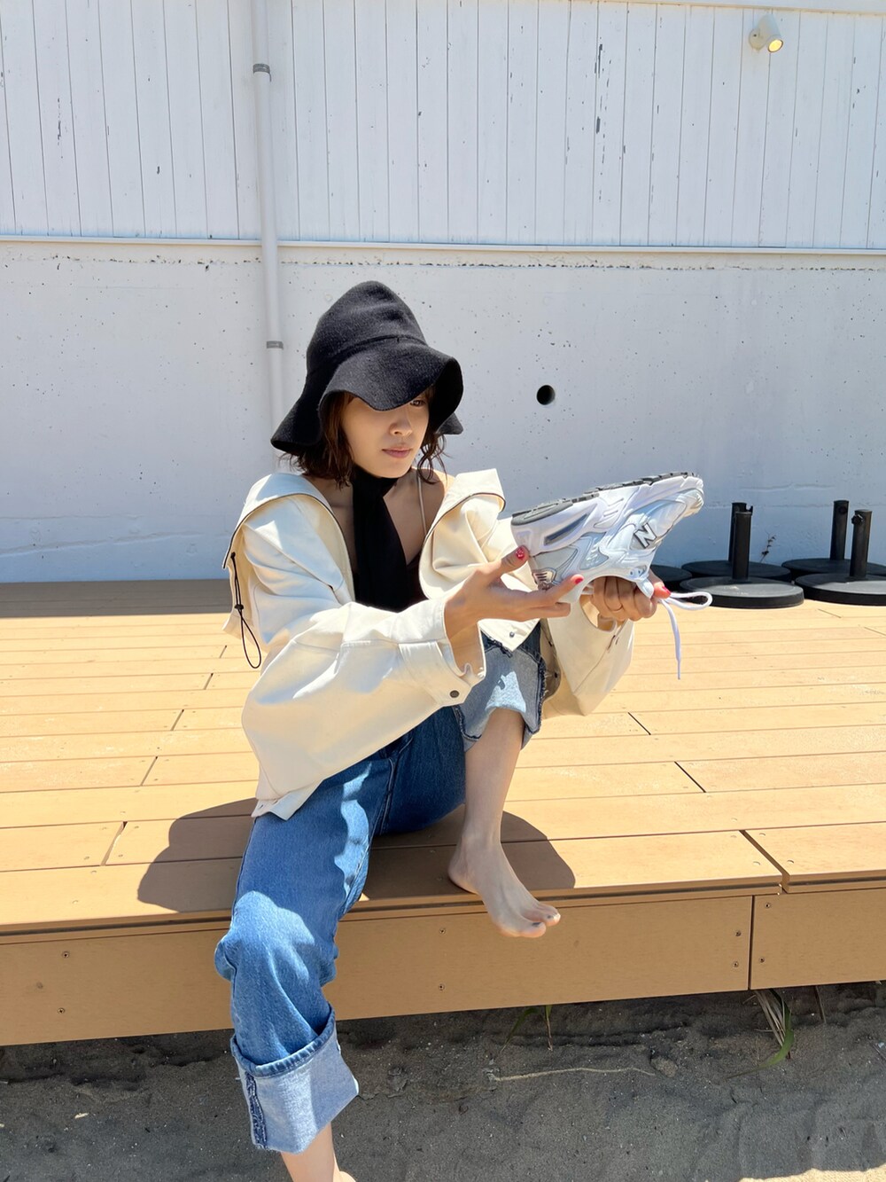 「オトナ女子、ラクチンコーデ、大人コーデ、シンプルコーデ、スニーカー、ボリューム袖、デニム、New Balance、ニューバランス、beautiful people、高橋愛、154cm」｜「MEDIUMのアイテム（帽子、ブラック系）」を使った、高橋愛さん（レディース・154cm）の春コーディネートの2枚目の写真