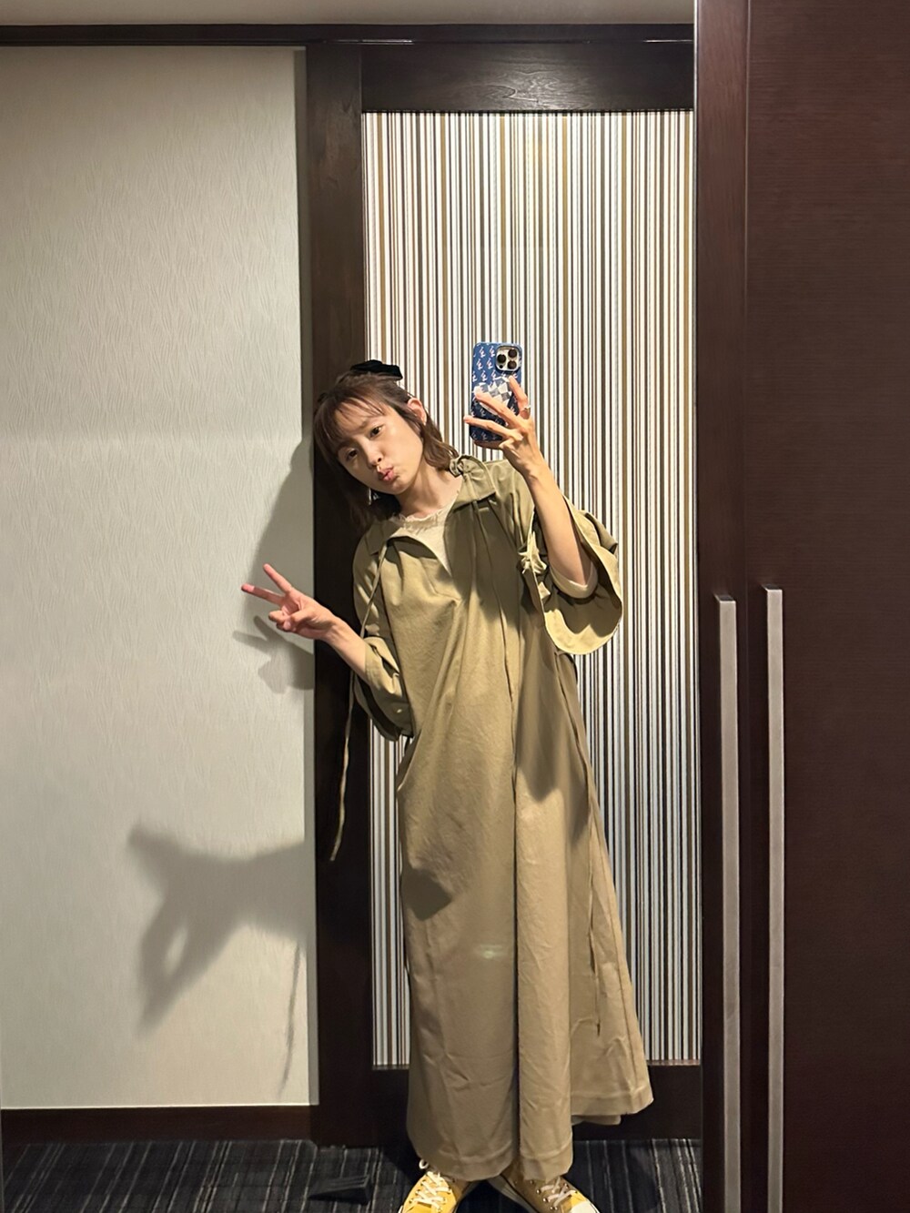 「秋服、冬コーデ、高橋愛、fukuu、ふくうコーデ、ベージュ、ロングワンピース」｜「fukuuのリサイクルポリエステル100% 2way 大人ワンピース（ワンピース、ベージュ系）」を使った、高橋愛さん（レディース・154cm）の秋コーディネートの2枚目の写真
