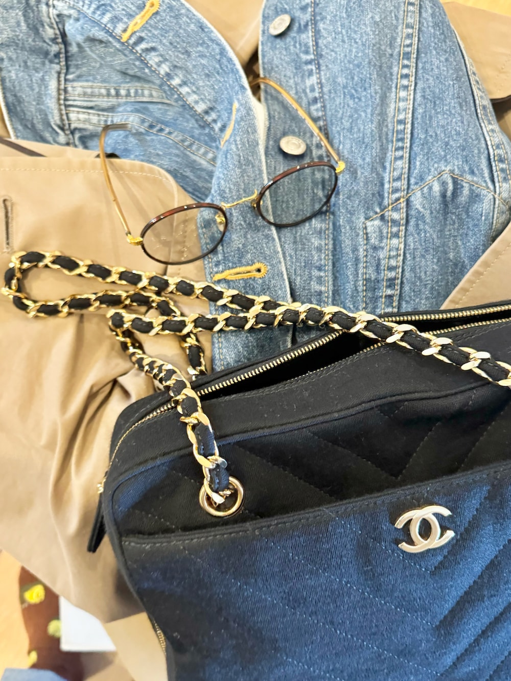 「おでかけコーデ、デニム、デニムジャケット、パフスリーブ、holiday、chanel、vintage chanel、シャネル、デニムオンデニム、スニーカー、New Balance、H BEAUTY&YOUTH、韓国、高橋愛」｜「beautiful peopleのアイテム（トレンチコート、ベージュ系）」を使った、高橋愛さん（レディース・154cm）の春コーディネートの3枚目の写真