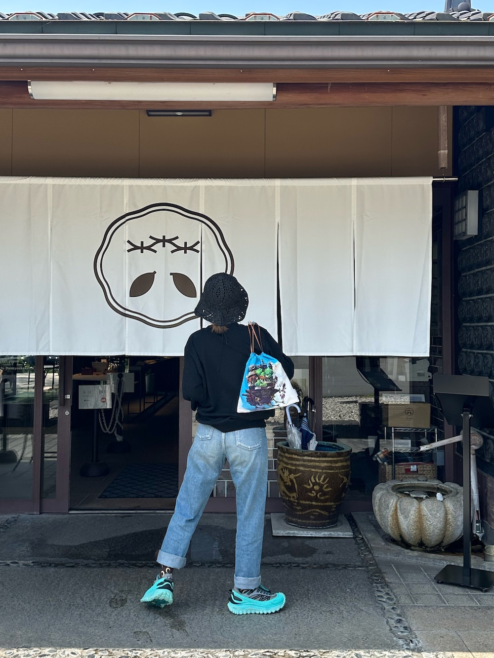 「マリーンセル、marine serre、モンクレール、MONCLER、高橋愛、デニム、SEA、福井、154cm、シンプルコーデ、柄タイツ」｜「憂国のモリアーティのアイテム（スウェット、ブラック系）」を使った、高橋愛さん（レディース・154cm）の春コーディネートの2枚目の写真