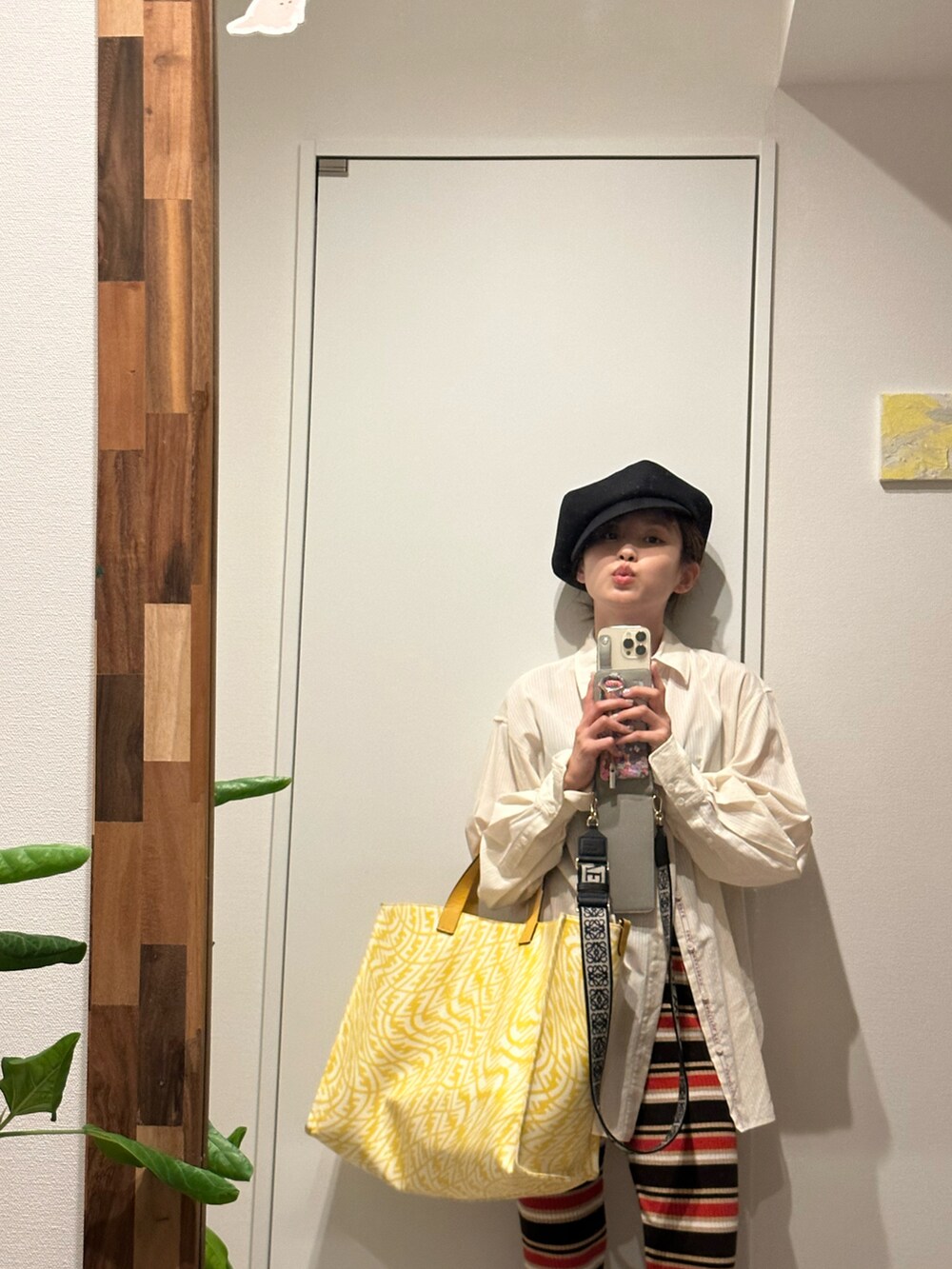 「ボーダー、ニットパンツ、FENDI、きいろといえばわたし、SHAKA、BEAMS、bming、ビーミングbyビームス、高橋愛、154cm、キャスケット、メッシュ素材、メッシュキャスケット、メッシュ帽子、beautiful people」｜「FENDIのアイテム（バッグ、イエロー系）」を使った、高橋愛さん（レディース・154cm）の夏コーディネートの3枚目の写真