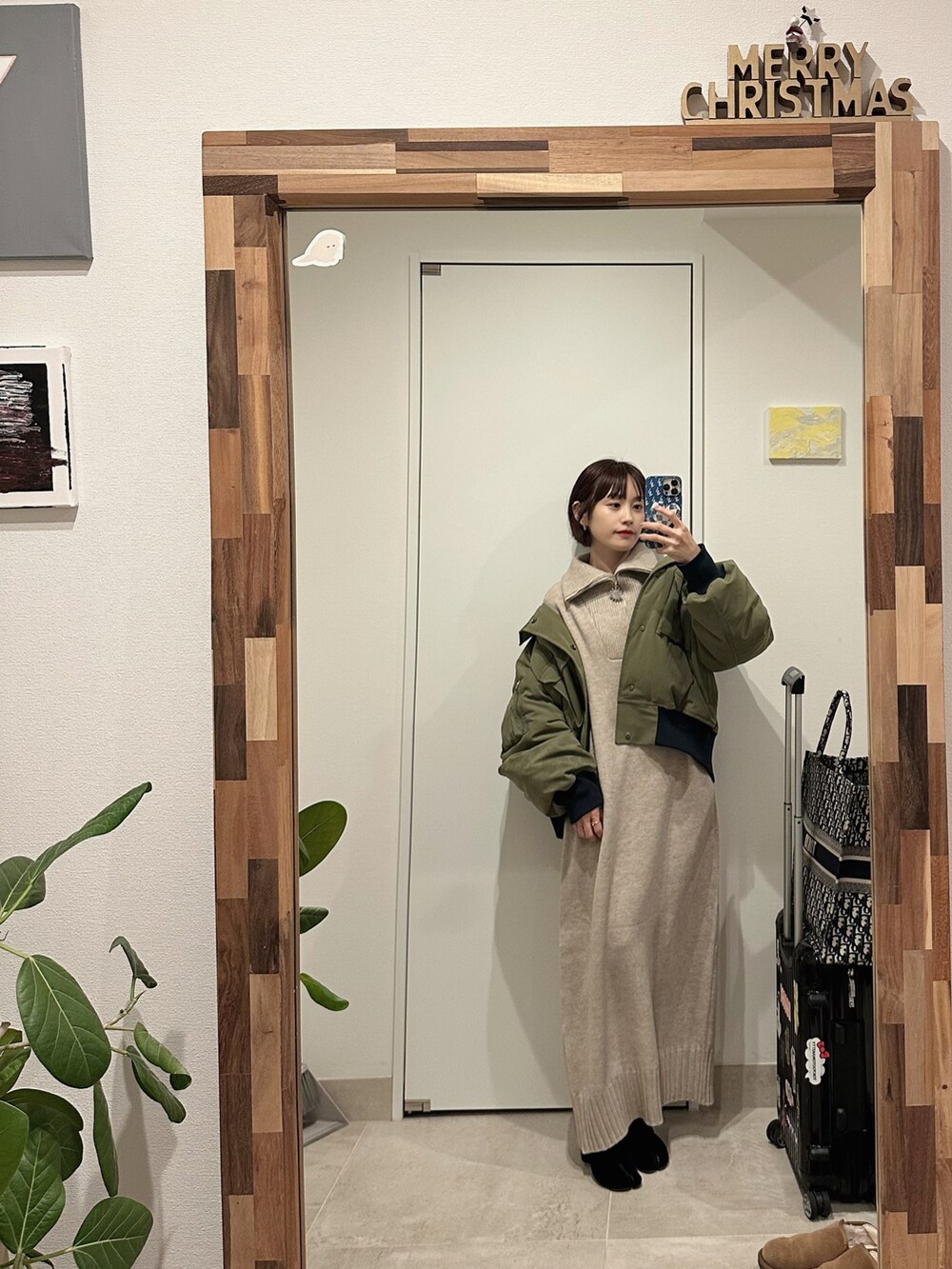 「高橋愛、ニット、ニットワンピース、ニットロングワンピ、154cm、khaki、カーキ、EVRIS、fukuu、ふくうコーデ」｜「fukuuのリサイクルポリエステル メンズライクボリュームアウター（ミリタリージャケット、グリーン系）」を使った、高橋愛さん（レディース・154cm）の冬コーディネートの2枚目の写真