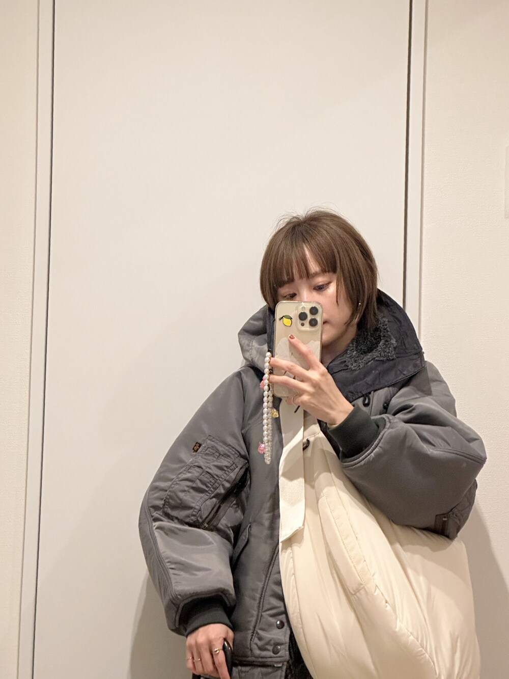 「ビックサイズ、大きいバッグ、THINGS THAT MATTER、Ai Mitoma、三苫愛、154cm、beautiful people、bp、高橋愛、ロングブーツ、BEAMS、巻きスカート、おさがりコーデ、INGEBORG」｜「beautiful peopleのアイテム（MA-1、グリーン系）」を使った、高橋愛さん（レディース・154cm）の冬コーディネートの2枚目の写真