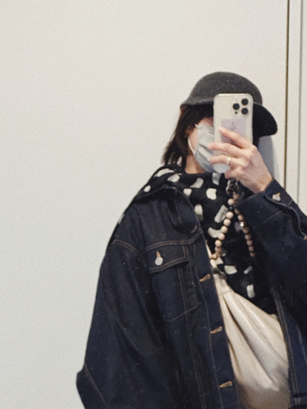 「UNIQLOコーデ、UNIQLO C、ユニクロシー、シー、高橋愛、beautiful people、HELLO KITTY、キティーちゃん、重ね着ベストシーズン、スカーフコーデ、ユニクロ、154cm」｜「UNIQLOのアイテム（ワンピース/ドレス、ブラック系）」を使った、高橋愛さん（レディース・154cm）の秋コーディネートの3枚目の写真