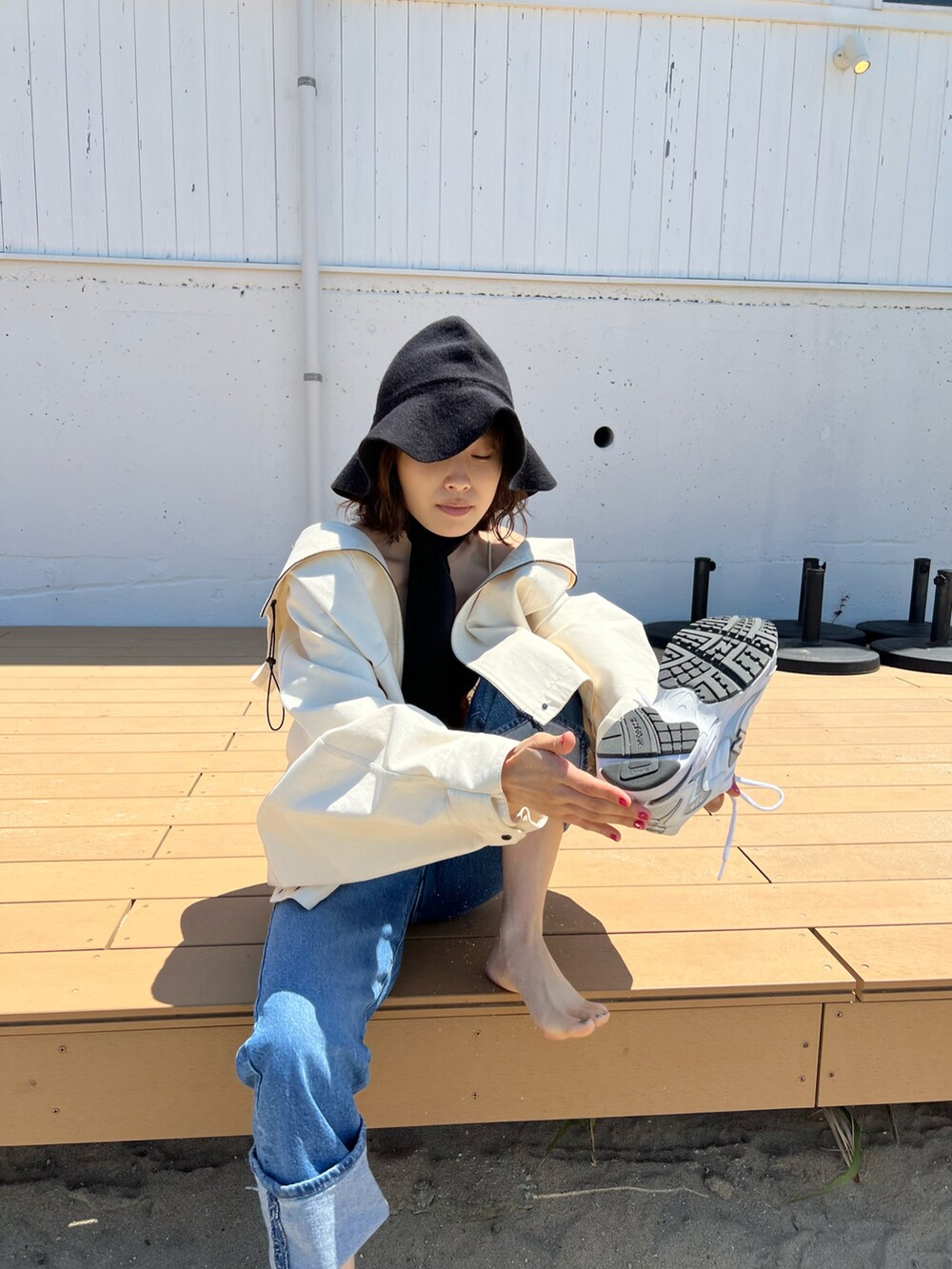 「オトナ女子、ラクチンコーデ、大人コーデ、シンプルコーデ、スニーカー、ボリューム袖、デニム、New Balance、ニューバランス、beautiful people、高橋愛、154cm」｜「MEDIUMのアイテム（帽子、ブラック系）」を使った、高橋愛さん（レディース・154cm）の春コーディネートの3枚目の写真