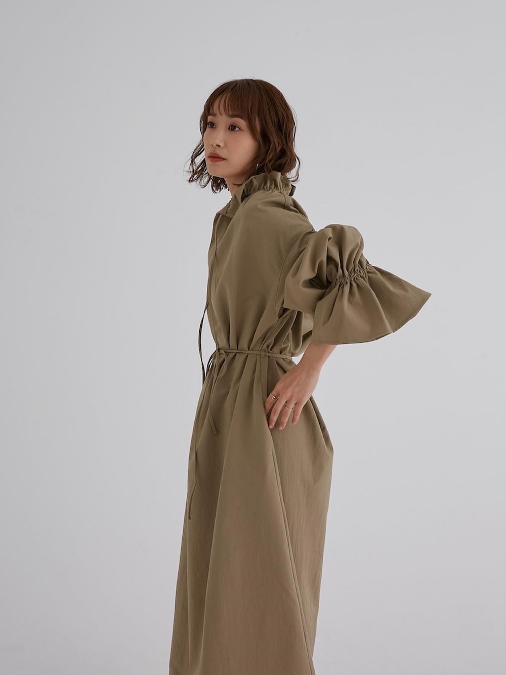 「WEARハロウィン2022、シンプルコーデ、秋冬コーデ、大人カジュアル、ラクチンコーデ、高橋愛、妊婦さんでもいけます、154cm、レイヤリング、2wayワンピース、ベージュ、軽アウターワンピ」｜「fukuuのリサイクルポリエステル100% 2way 大人ワンピース（ワンピース、ベージュ系）」を使った、高橋愛さん（レディース・154cm）の秋コーディネートの3枚目の写真