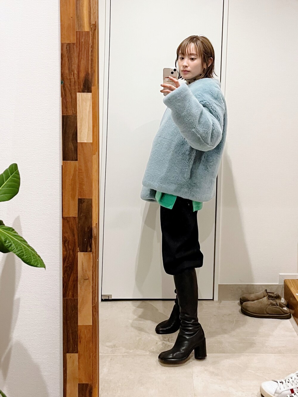 「春コーデ、パンツスタイル、春カラー、モードカジュアル、JILSANDER、LOEWE、Maison Margiela、FENDI、AKANE UTSUNOMIYA」｜「JIL SANDERのアイテム（トップス、ブルー系）」を使った、高橋愛さん（レディース・154cm）の春コーディネートの2枚目の写真
