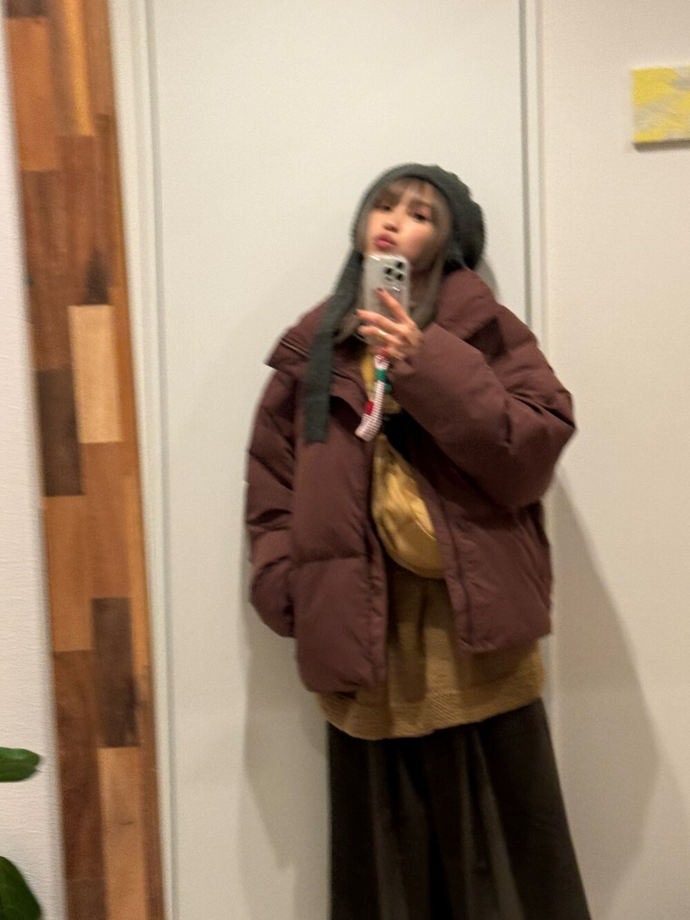 「TOGA、TOGA PULLA、靴下屋、靴下屋コラボ、VANSコラボ」｜「niche.のMacMahon Knitting Mills/マクマホンニッティングミルズ  別注ニットベストLine Yin&Yang（ニット/セーター、ベージュ系）」を使った、高橋愛さん（レディース・154cm）の冬コーディネートの2枚目の写真