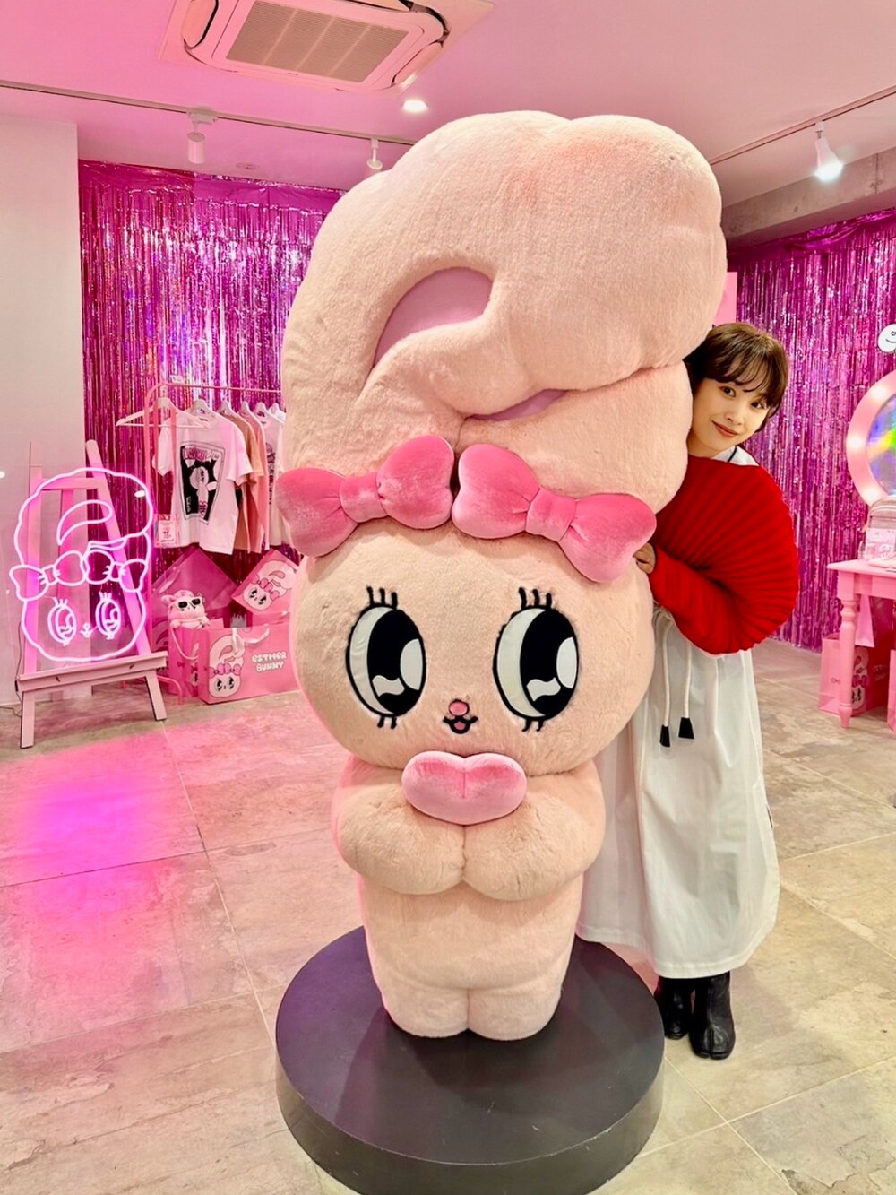 「エスターバニー、Estherkim、秋冬コーデ、CFCL、シーエフシーエル、HYKE、ハイク、高橋愛、154cm」｜「CFCLのアイテム（トップス、レッド系）」を使った、高橋愛さん（レディース・154cm）の冬コーディネートの2枚目の写真