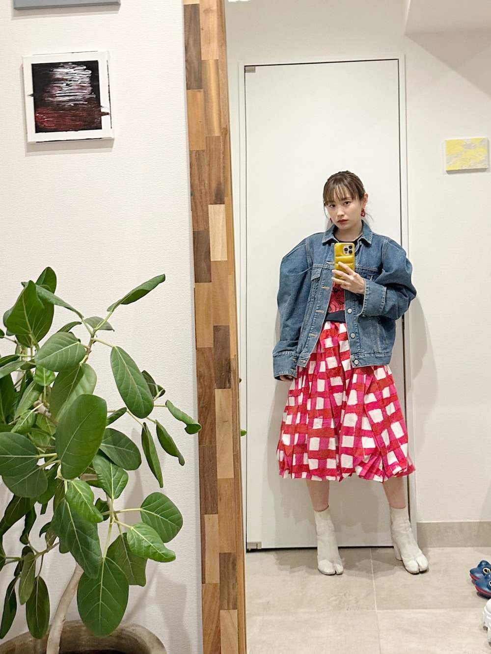 「ユニクロマルニ、Max&Co.、ベルサイユのばら、ベルばら、高橋愛、キラキラ、スパンコール、チェック、バルーンスカート、デニムジャケット、holiday」｜「ユニクロマルニのアイテム（スカート、レッド系）」を使った、高橋愛さん（レディース・154cm）の春コーディネートの2枚目の写真