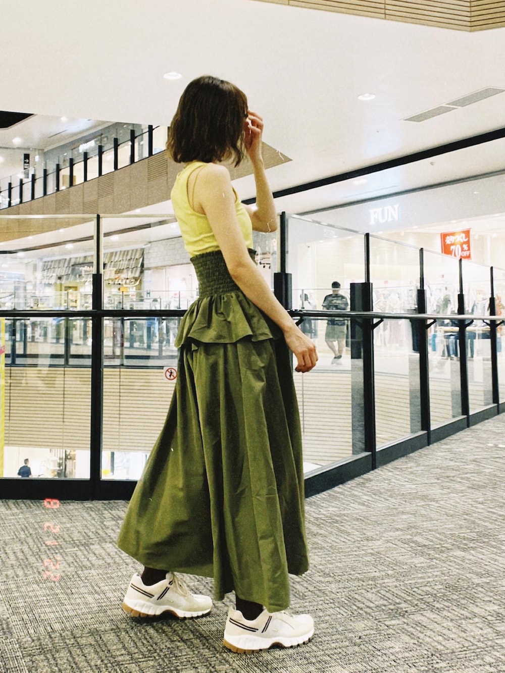 「ラクチンコーデ、秋コーデ、秋色、きれいめカジュアル、高橋愛、勝田里奈、154cm、大人かわいい、ワンピース風、vis-‵a-vis、ビザビ、ウエストイン、ハイウエスト、ペプラムスカート、NIKE」｜「PoFFのアイテム（タンクトップ、イエロー系）」を使った、高橋愛さん（レディース・154cm）の夏コーディネートの2枚目の写真