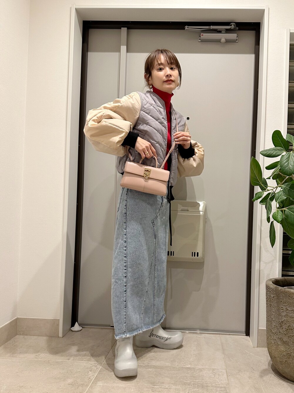 「雨の日コーデ、レインブーツ、雨靴、高橋愛、154cm、春服、大人カジュアル、LOEWE、バイカラー、デニムスカート、長靴、cafune、カフネ、strata」｜「LOEWEのアイテム（ジャケット/アウター、その他）」を使った、高橋愛さん（レディース・154cm）の春コーディネートの2枚目の写真