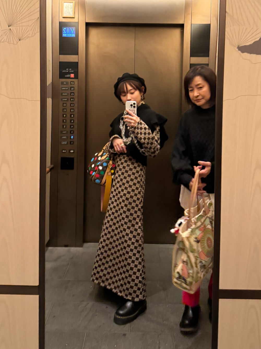 「春のおしゃ見えテクニック、レイヤリング、FUMIE=TANAKA、ラグシー愛、アメリカンラグシー、AMERICAN RAG CIE、高橋愛、154cm、LOUIS  VUITTON、草間彌生」｜「FUMIE TANAKAのアイテム（ワンピース/ドレス、ブラウン系）」を使った、高橋愛さん（レディース・154cm）の春コーディネートの2枚目の写真