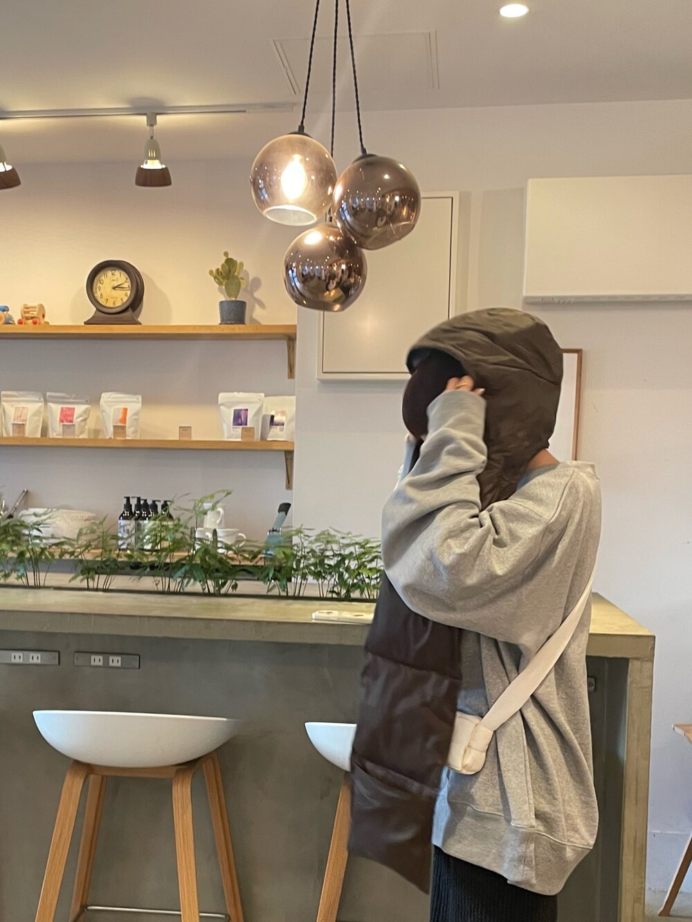「ふくうコーデ、リラックススタイル、ラフコーデ、スウェット、ニット、ニットパンツ、リブパンツ、リブニット、オーバーサイズ、メンズライク、高橋愛、154cm」｜「fukuuのコットン100% ワンポイントシンプルスウェット（スウェット、グレー系）」を使った、高橋愛さん（レディース・154cm）の春コーディネートの2枚目の写真