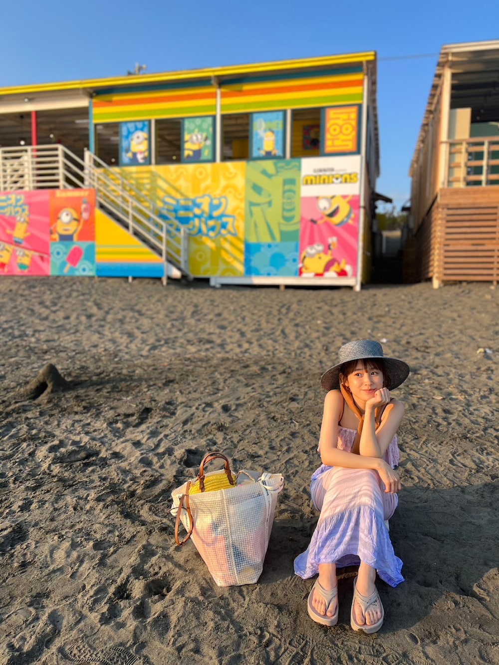 「夏コーデ、oofos、厚底サンダル、ビーチコーデ、ミニオン、minions、海の家、むぎわら帽子、La Maison de lyllis、hawaii、beautiful people、高橋愛」｜「Hawaiiのアイテム（ワンピース/ドレス、パープル系）」を使った、高橋愛さん（レディース・154cm）の夏コーディネートの2枚目の写真