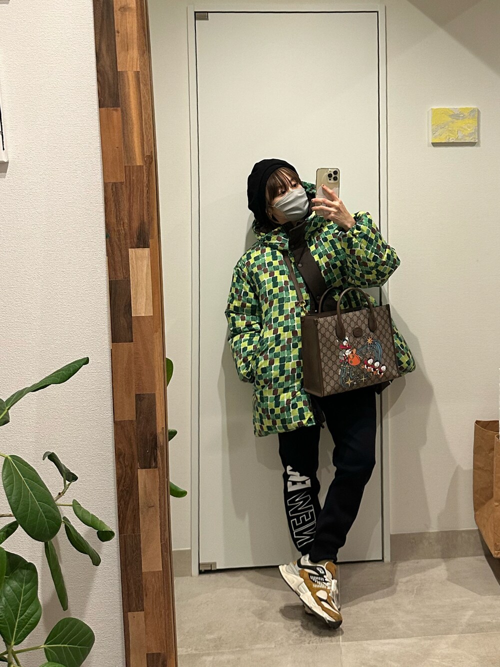 「レコーディング、REC、高橋愛、154cm、ニューエラ、NEW ERA、ユニクロマルニ、派手派手アウター、UNIQLO」｜「UNIQLOのアイテム（ダウンジャケット/コート、グリーン系）」を使った、高橋愛さん（レディース・154cm）の冬コーディネートの2枚目の写真