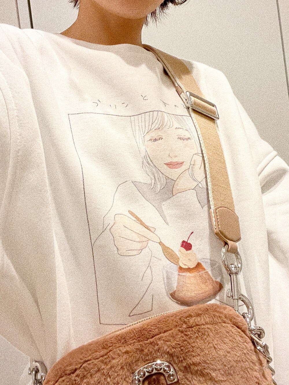 「大人カジュアル、ビッグシルエット、パンツスタイル、154cm、高橋愛、MARC JACOBS、ピンクが好き、ピンク、アセテートサテン、fukuu、ふくうコーデ」｜「yuiのアイテム（スウェット、ホワイト系）」を使った、高橋愛さん（レディース・154cm）の秋コーディネートの2枚目の写真