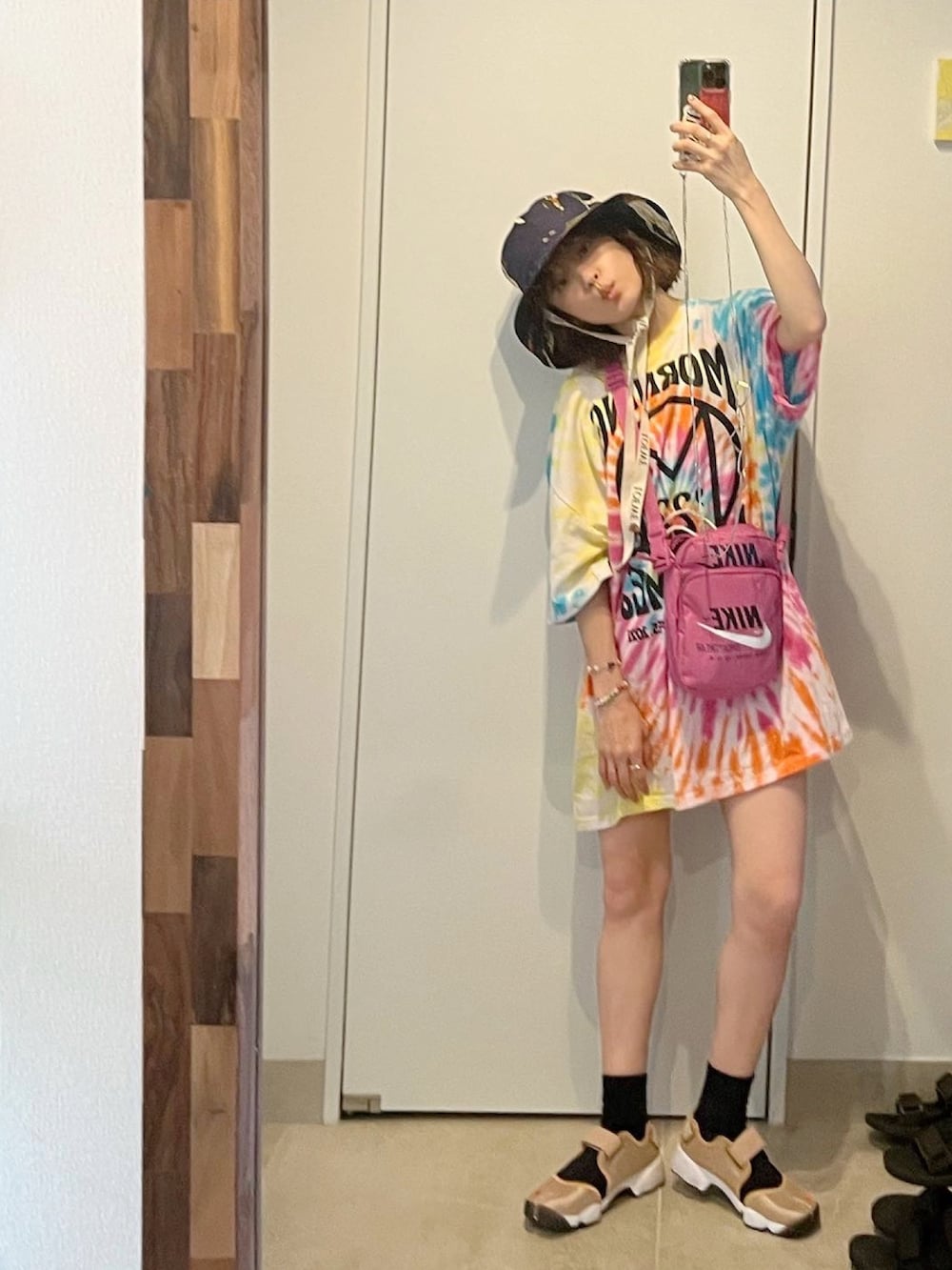 「真夏のアクティブスタイル、カジュアル、ラクチンコーデ、ミニバッグ、カジュアルコーデ、Tシャツ、タイダイ柄、モーニング娘。'22、モーニング娘。、ロッキン、ロッキンジャパン、フェススタイル、オーバーサイズ、NIKE、高橋愛」｜「モーニング娘。'22のアイテム（Tシャツ/カットソー、その他）」を使った、高橋愛さん（レディース・154cm）の夏コーディネートの2枚目の写真