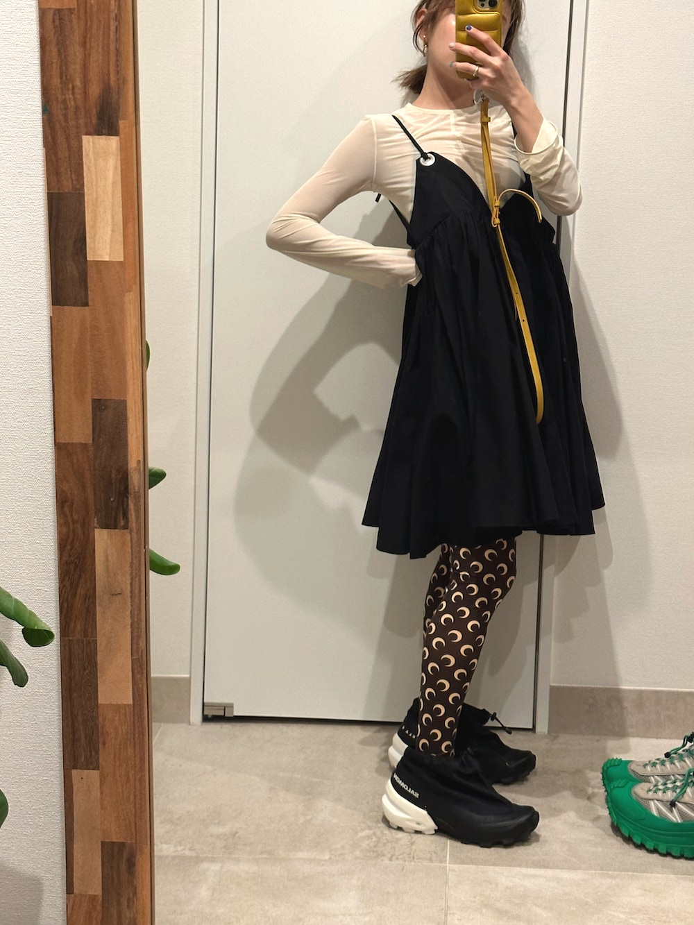 「ワンピースコーデ、大人かわいい、marine serre、マリーンセル、高橋愛、154cm、beautiful people、ユニクロマメクロゴウチ、uniqlomame、UNIQLO mame kurogouchi、シースルー、mm6 Maison Margiela」｜「MM6 Maison MargielaのSNEAKERS（スニーカー、ブラック系）」を使った、高橋愛さん（レディース・154cm）の春コーディネートの2枚目の写真
